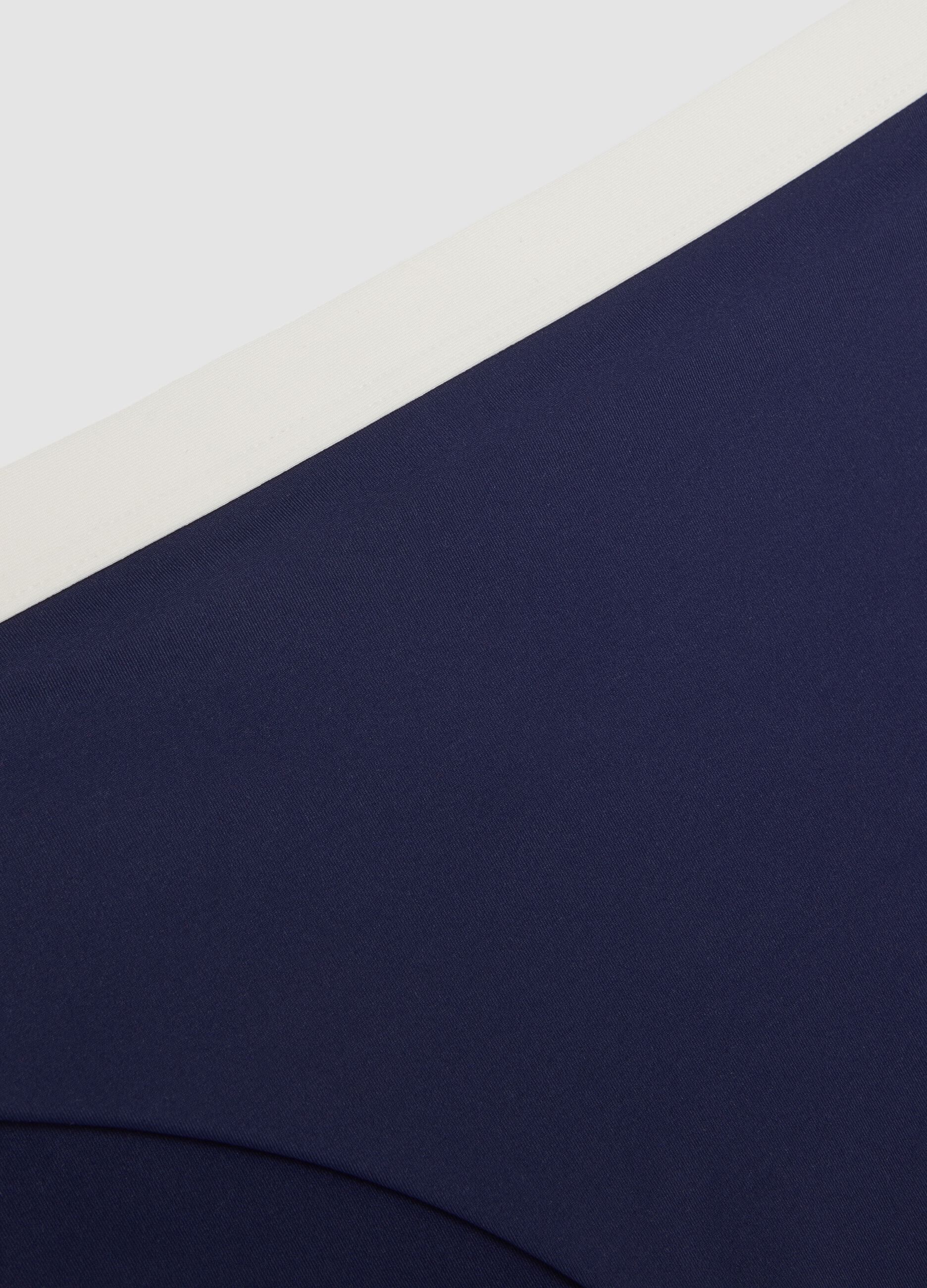 Blaue Bikinihose aus elastischem Material