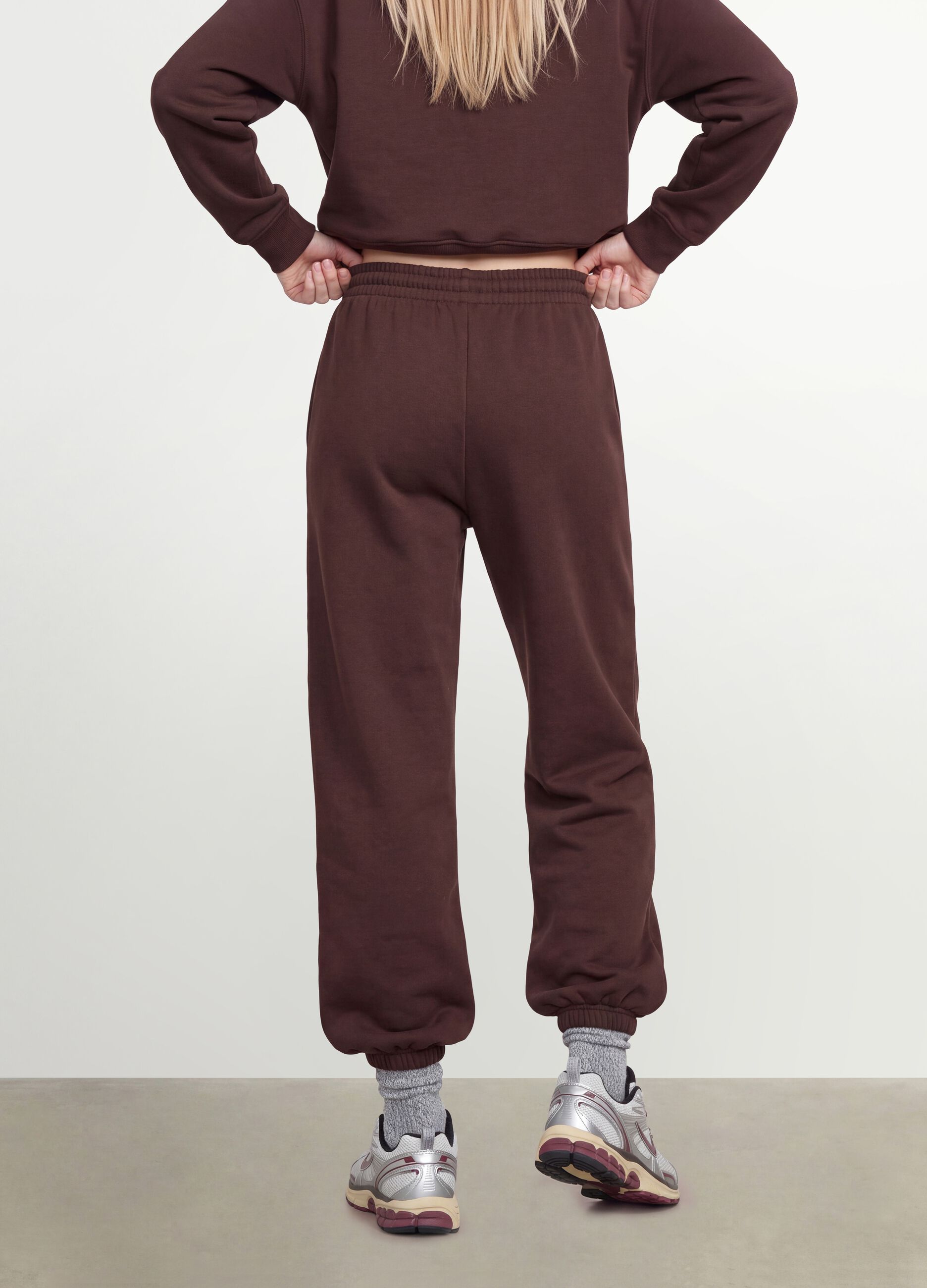 &Kappa;&alpha;&phi;έ jogger &pi;&alpha;&nu;&tau;&epsilon;&lambda;ό&nu;&iota; &alpha;&pi;ό &beta;&alpha;&mu;&beta;&alpha;&kappa;&epsilon;&rho;ό &mu;&epsilon;ί&gamma;&mu;&alpha; &mu;&epsilon; &epsilon;&lambda;&alpha;&sigma;&tau;&iota;&kappa;ή &mu;έ&sigma;&eta;, regular &epsilon;&phi;&alpha;&rho;&mu;&omicron;&gamma;ή