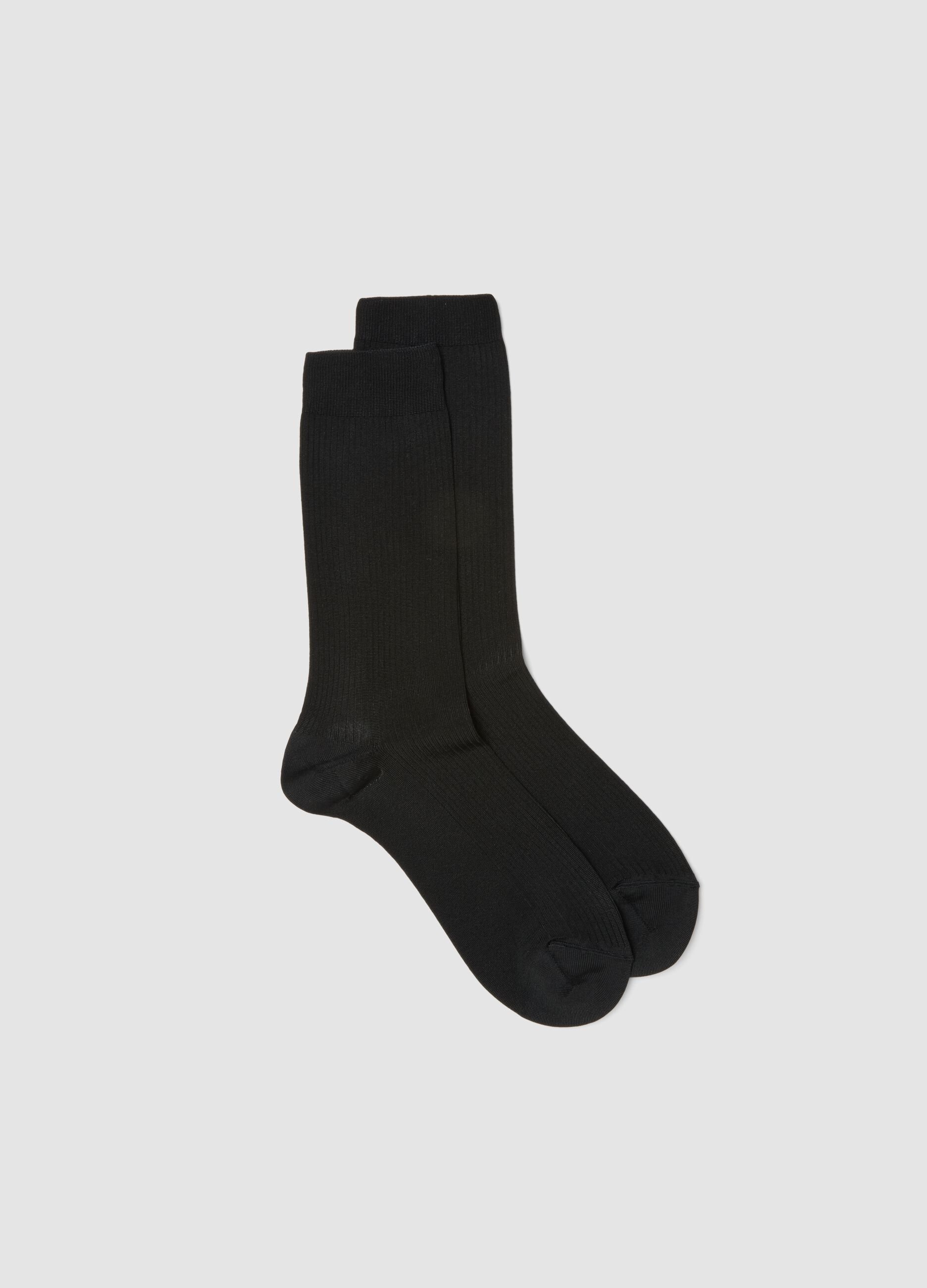 Lange schwarze Socken aus elastischer Viskose