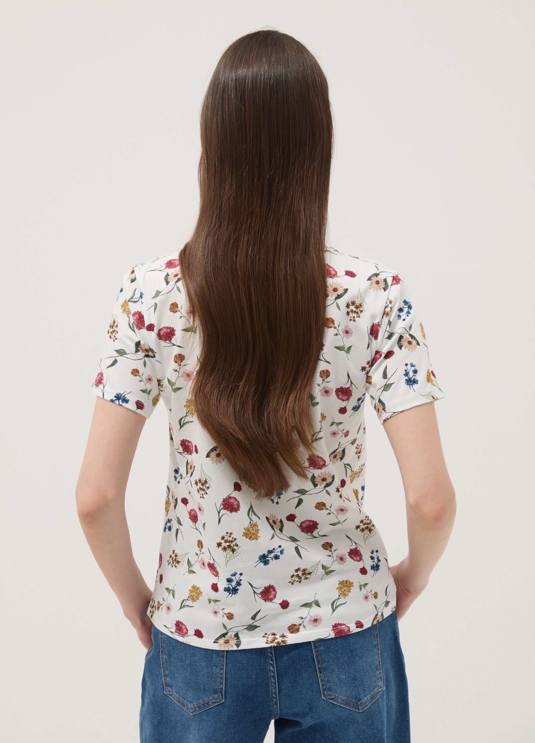 Camiseta blanca de algod&oacute;n el&aacute;stico con estampado floral, corte regular