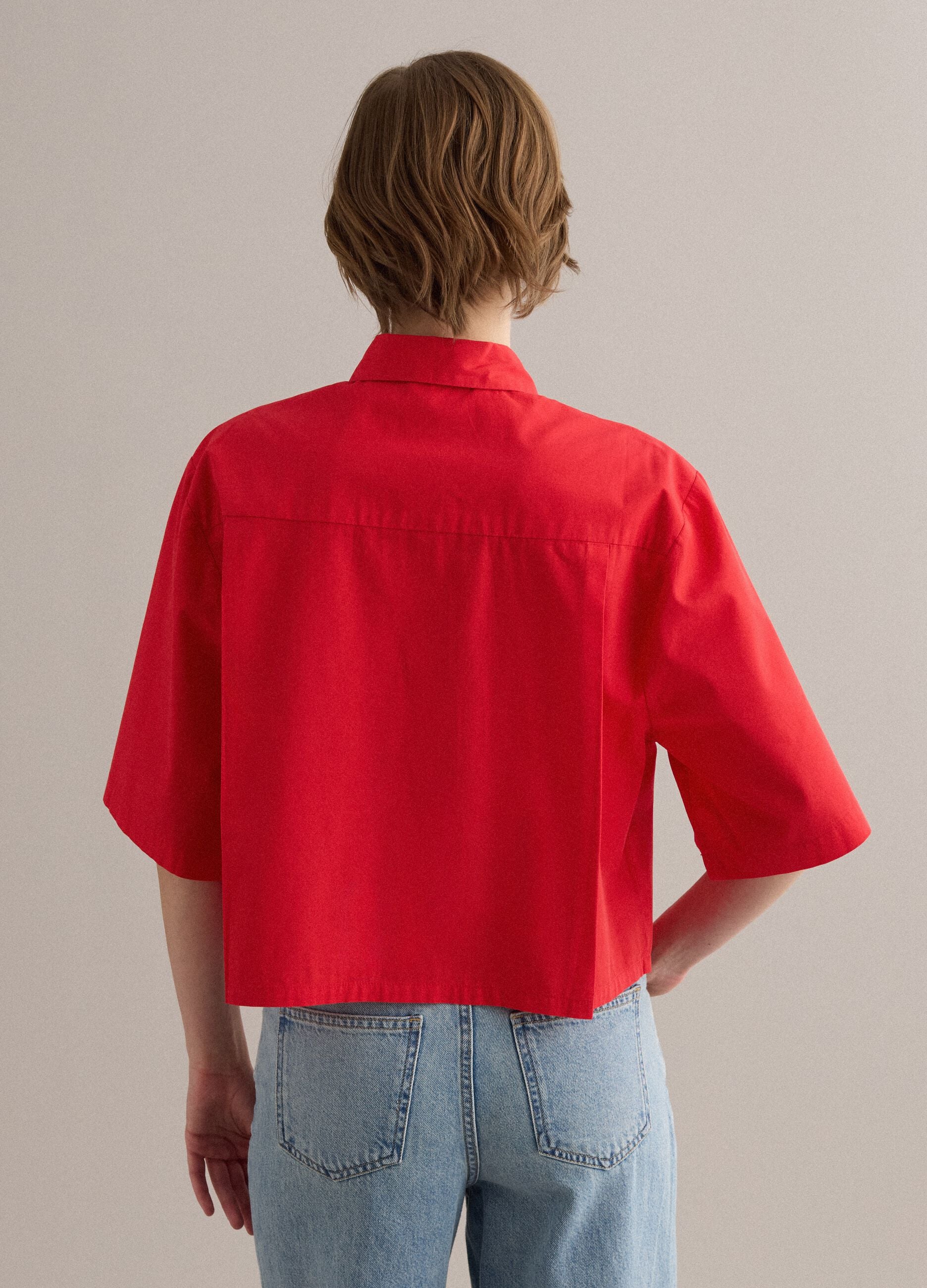 Camisa roja de algod&oacute;n puro con bolsillo, corte oversize