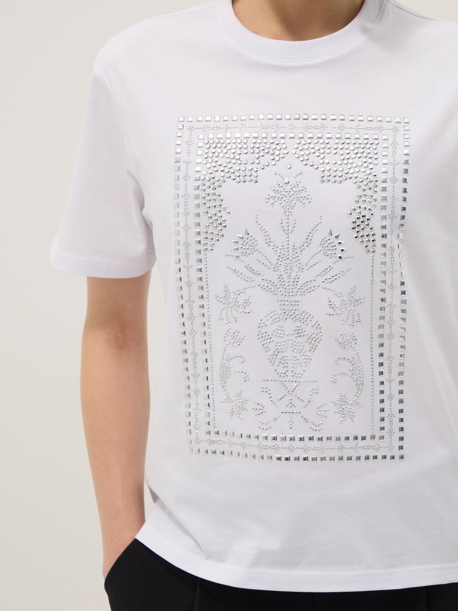 White pure cotton regular-fit T-shirt with rhinestone motif_3