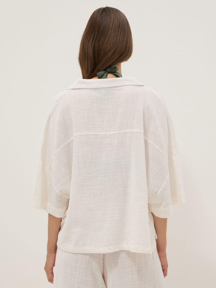 Short white pure cotton kaftan with V-neck_4
