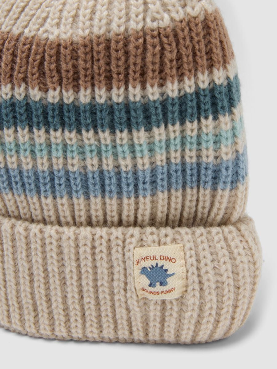 Cappello beige in maglia a righe con risvolto_2