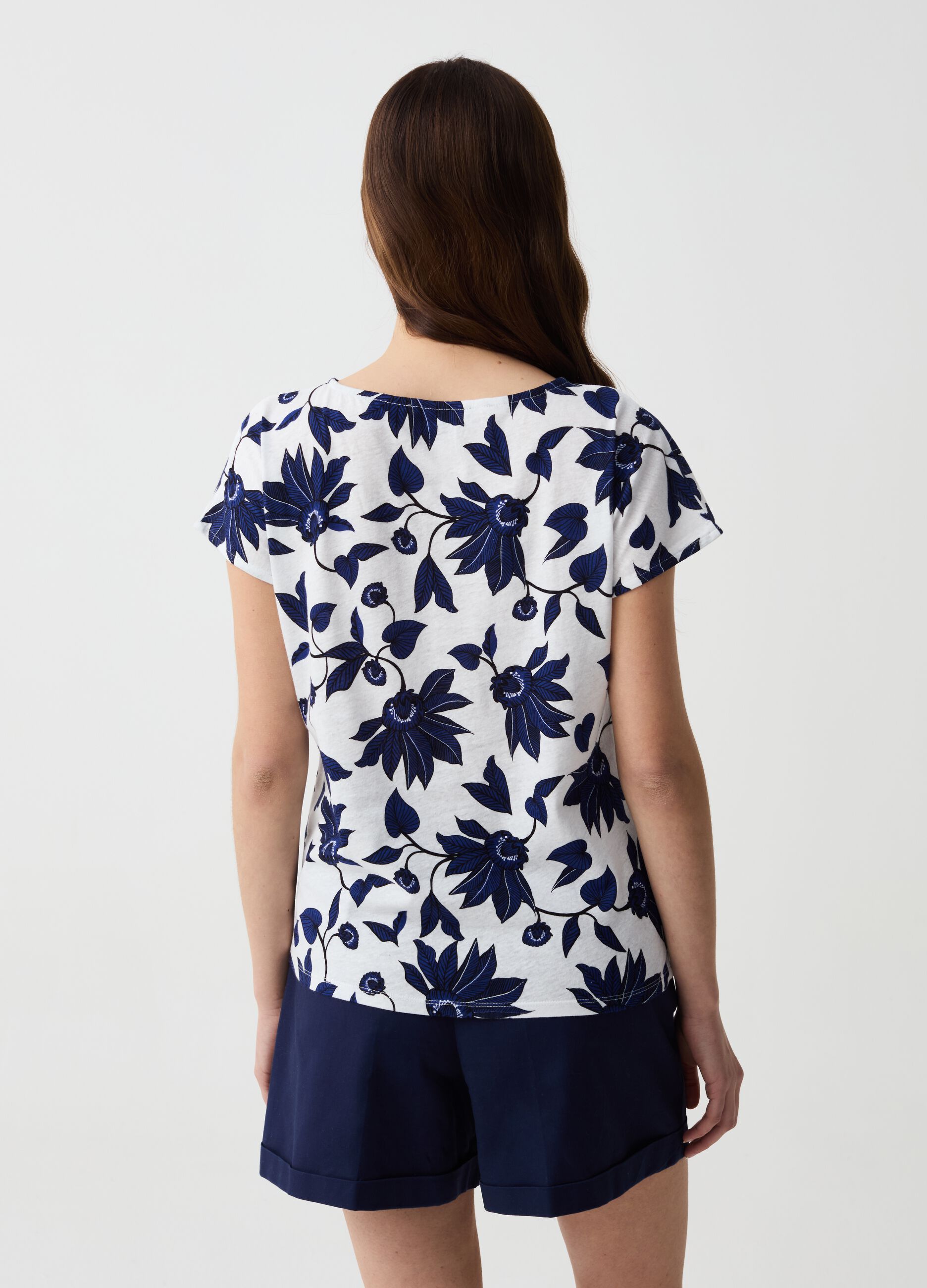Cotton and linen T-shirt with floral print