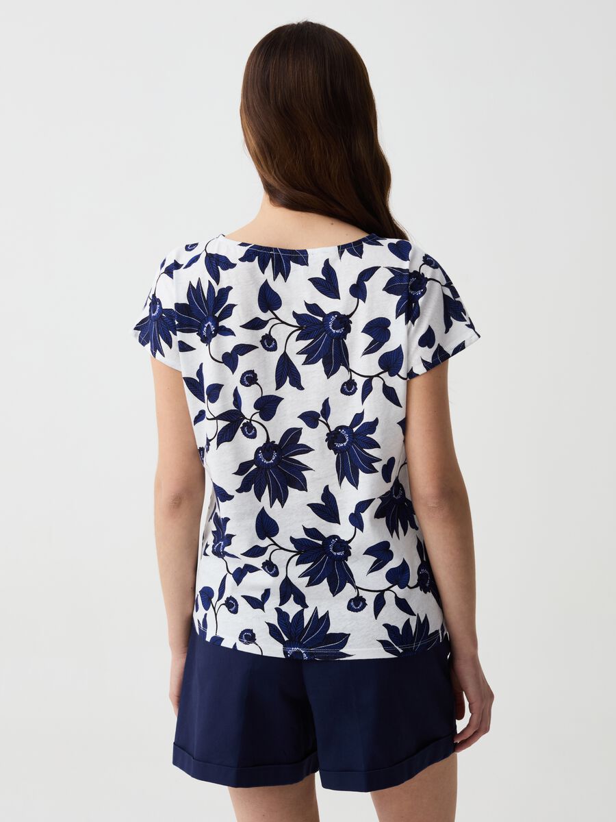 T-shirt in lino e cotone con stampa floreale_2