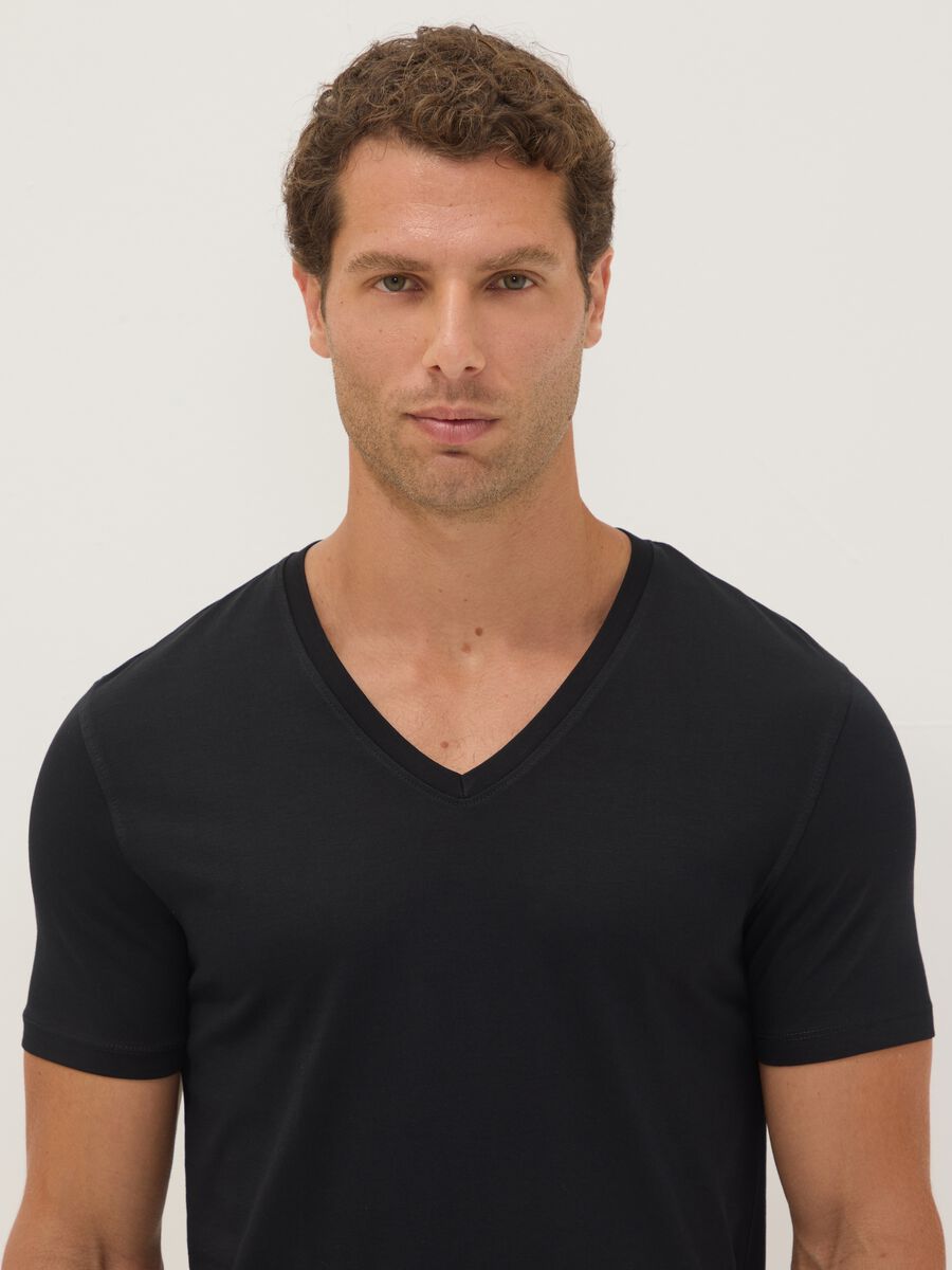 Schwarzes T-Shirt aus reiner Supima-Baumwolle mit V-Ausschnitt, Regular Fit_1
