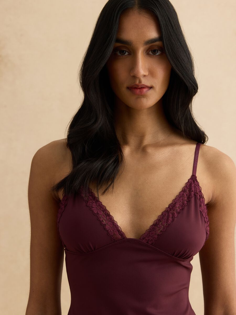 Red regular fit camisole with lace details and thin straps_3