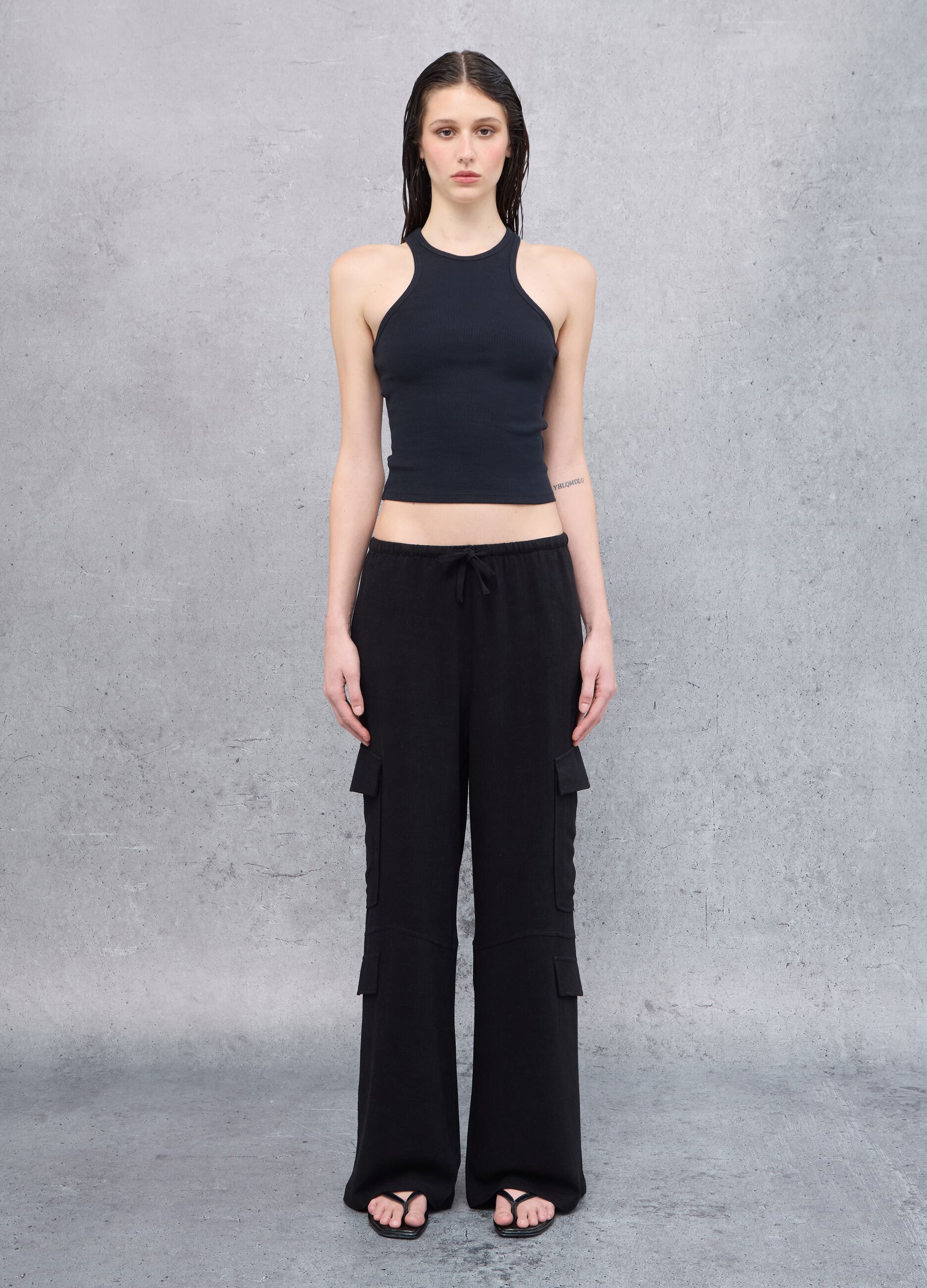Schwarzes Tanktop mit Rundhalsausschnitt
