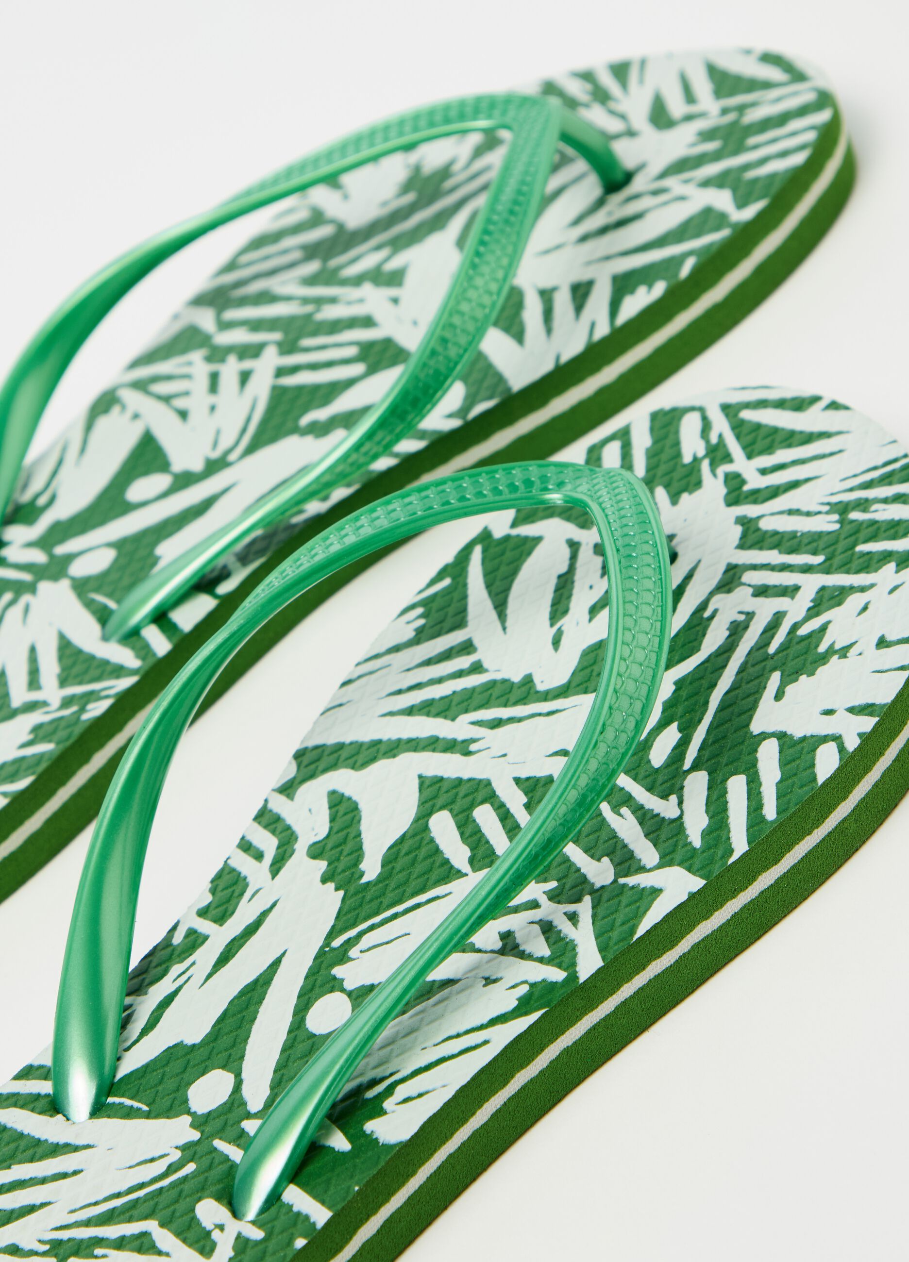 Thong sandals with foliage print