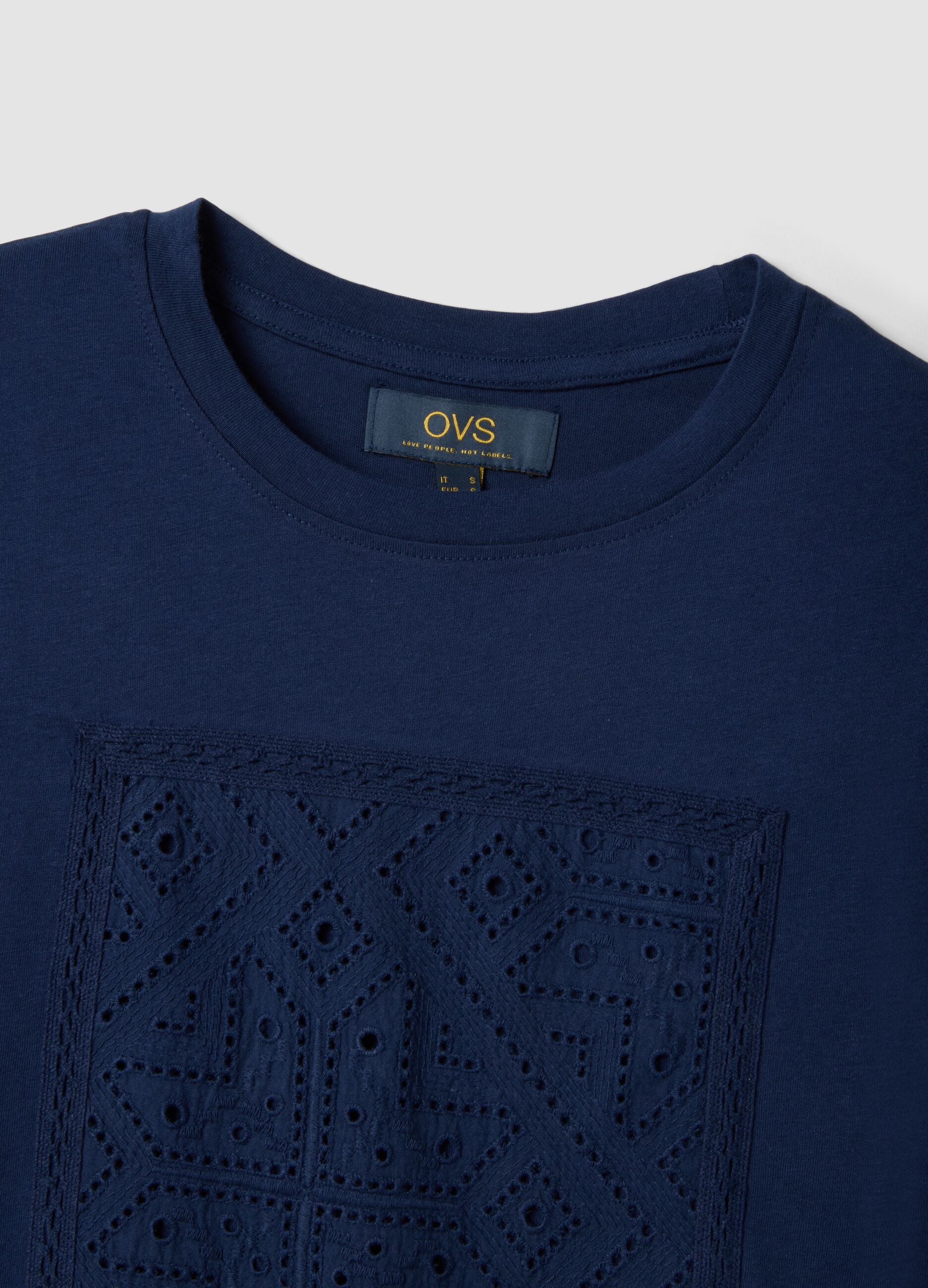 Blaues Regular-Fit T-Shirt aus reiner Baumwolle mit Lochdetail