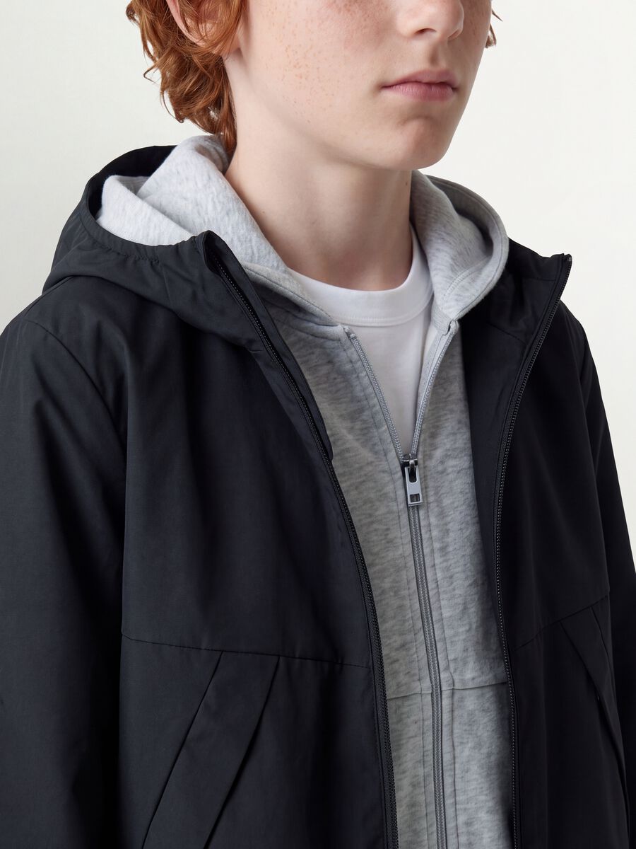 Black oversized rain jacket with hood and zip for boys_2
