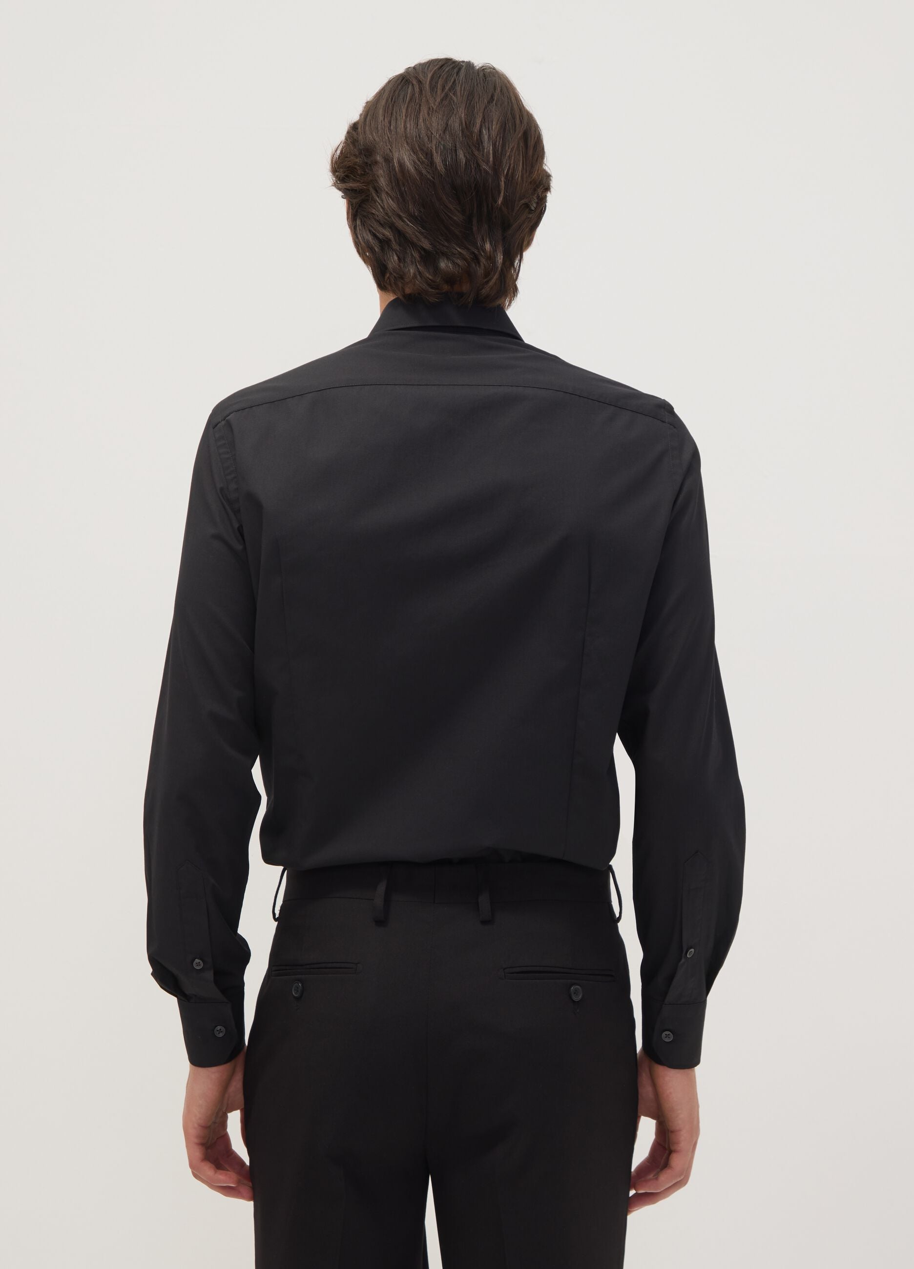 Black slim-fit shirt with classic collar, easy iron