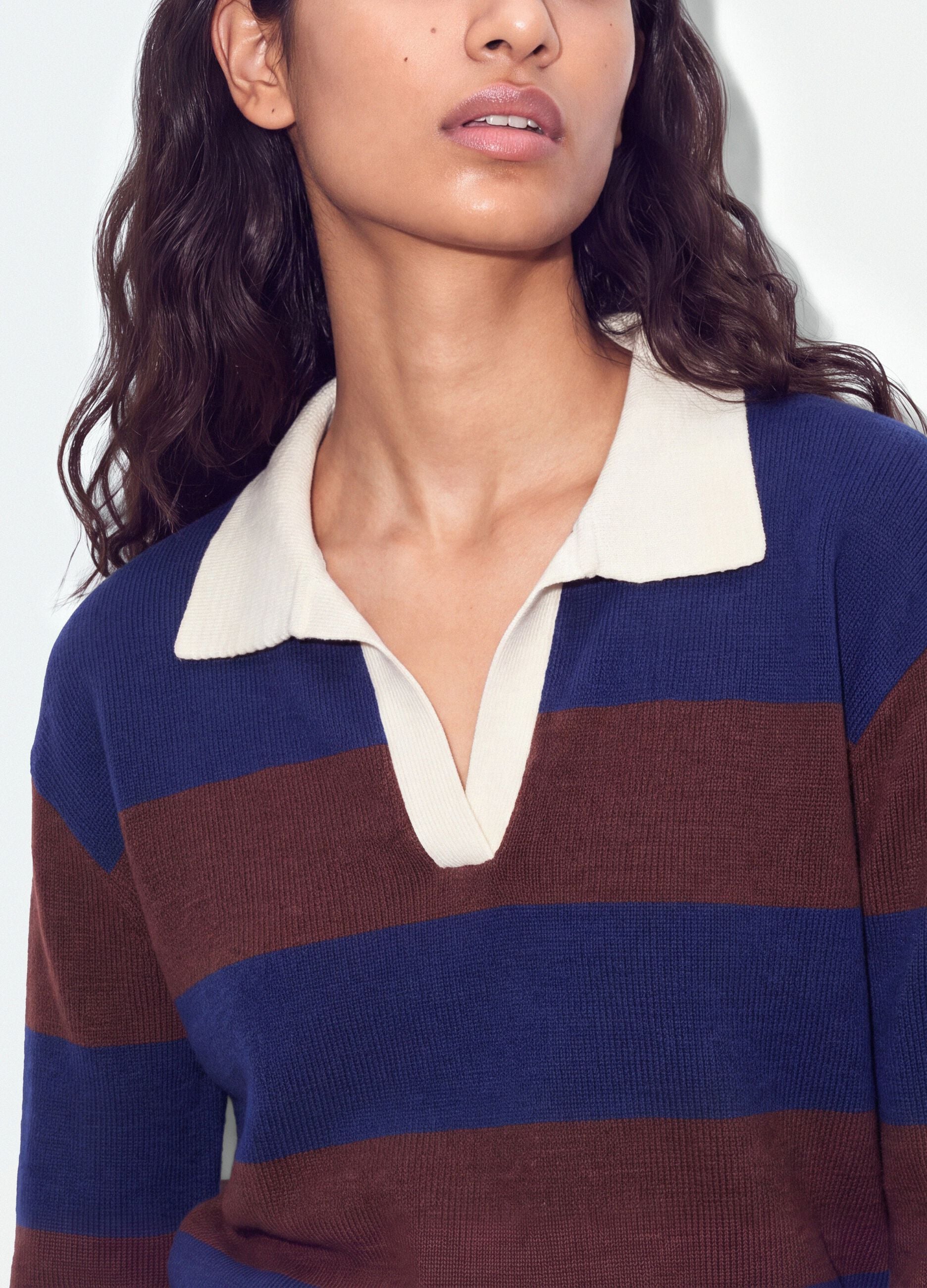 Blauer, gestreifter Pullover aus Viskosemix mit Polokragen, Regular Fit