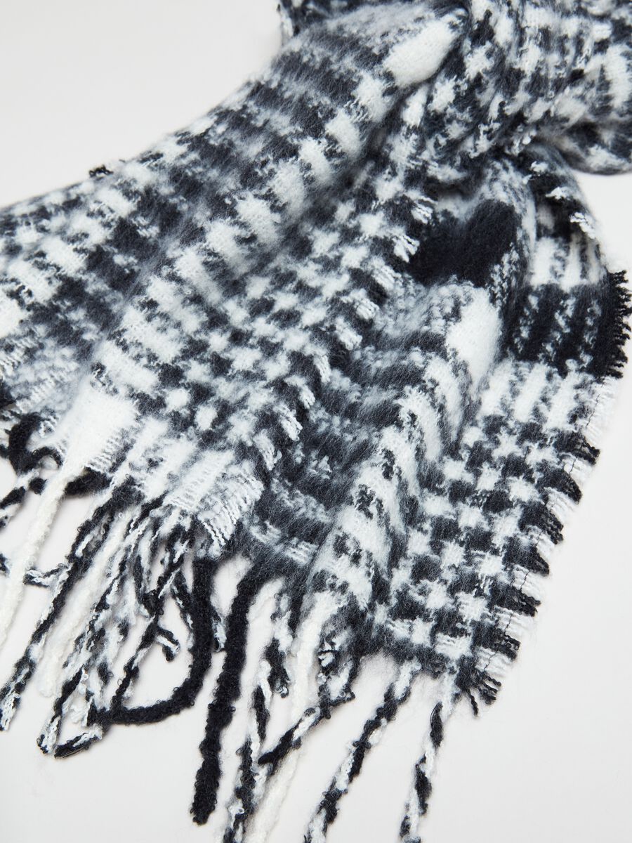 Scarf with houndstooth pattern_1