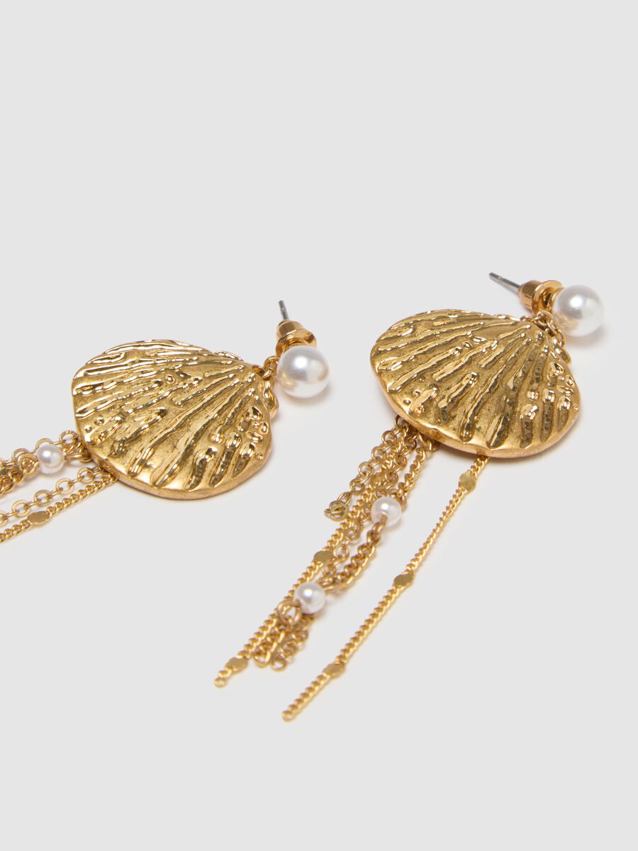 Gold shell-shaped earrings with dangling chains_1