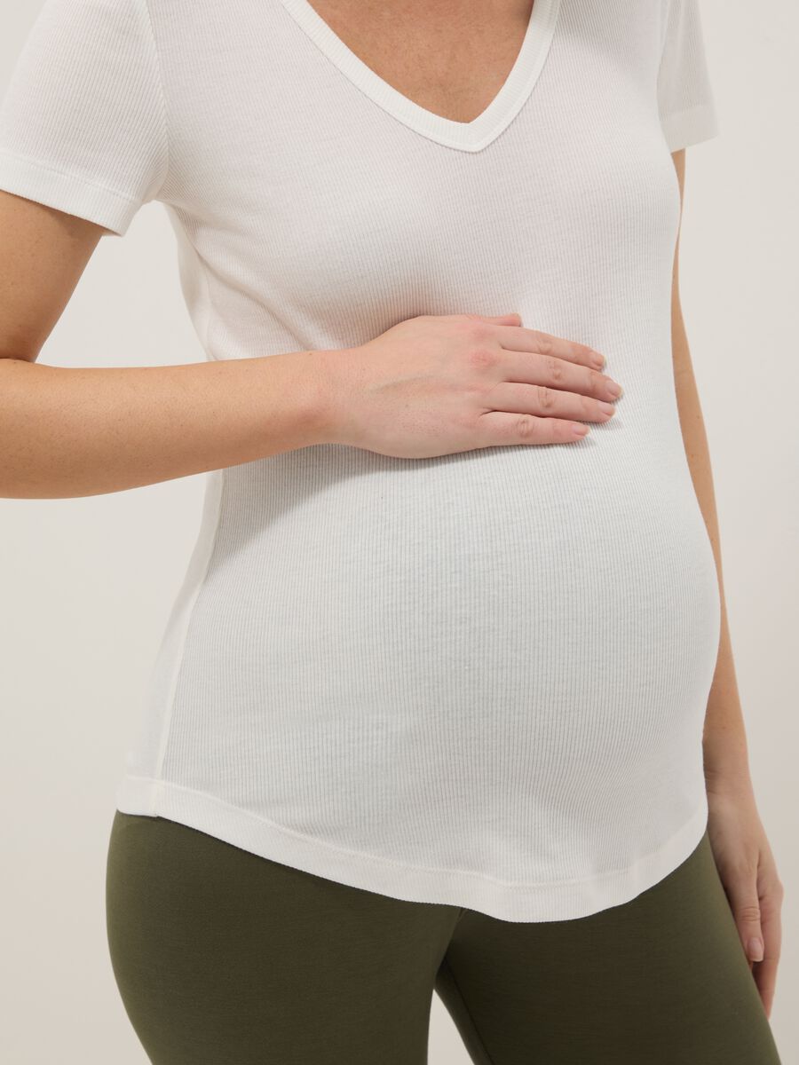 White maternity t-shirt with V-neck in stretchy cotton and modal_3
