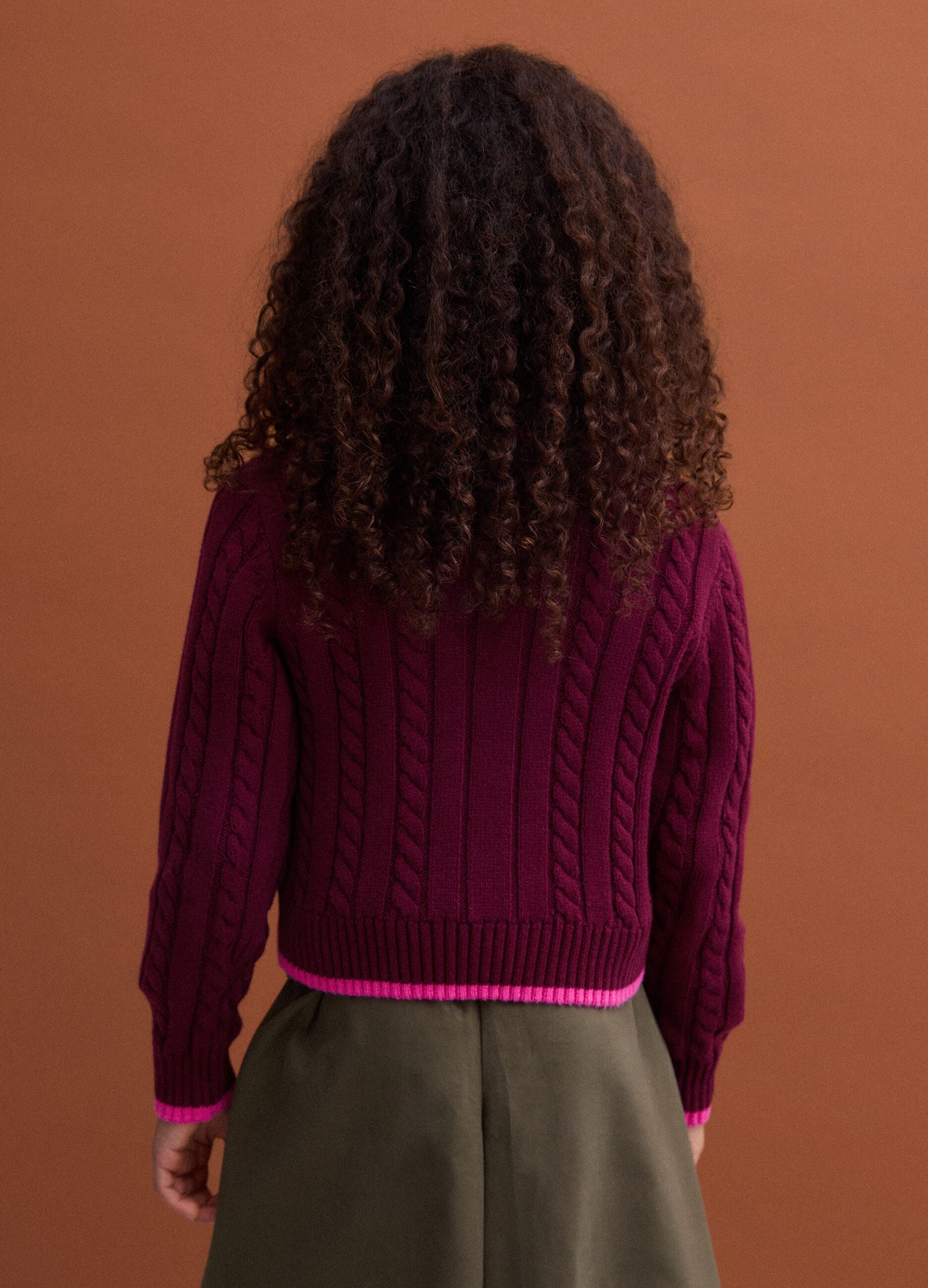 Roter V-Ausschnitt-Pullover aus reiner Baumwolle mit Zopfmuster f&uuml;r M&auml;dchen