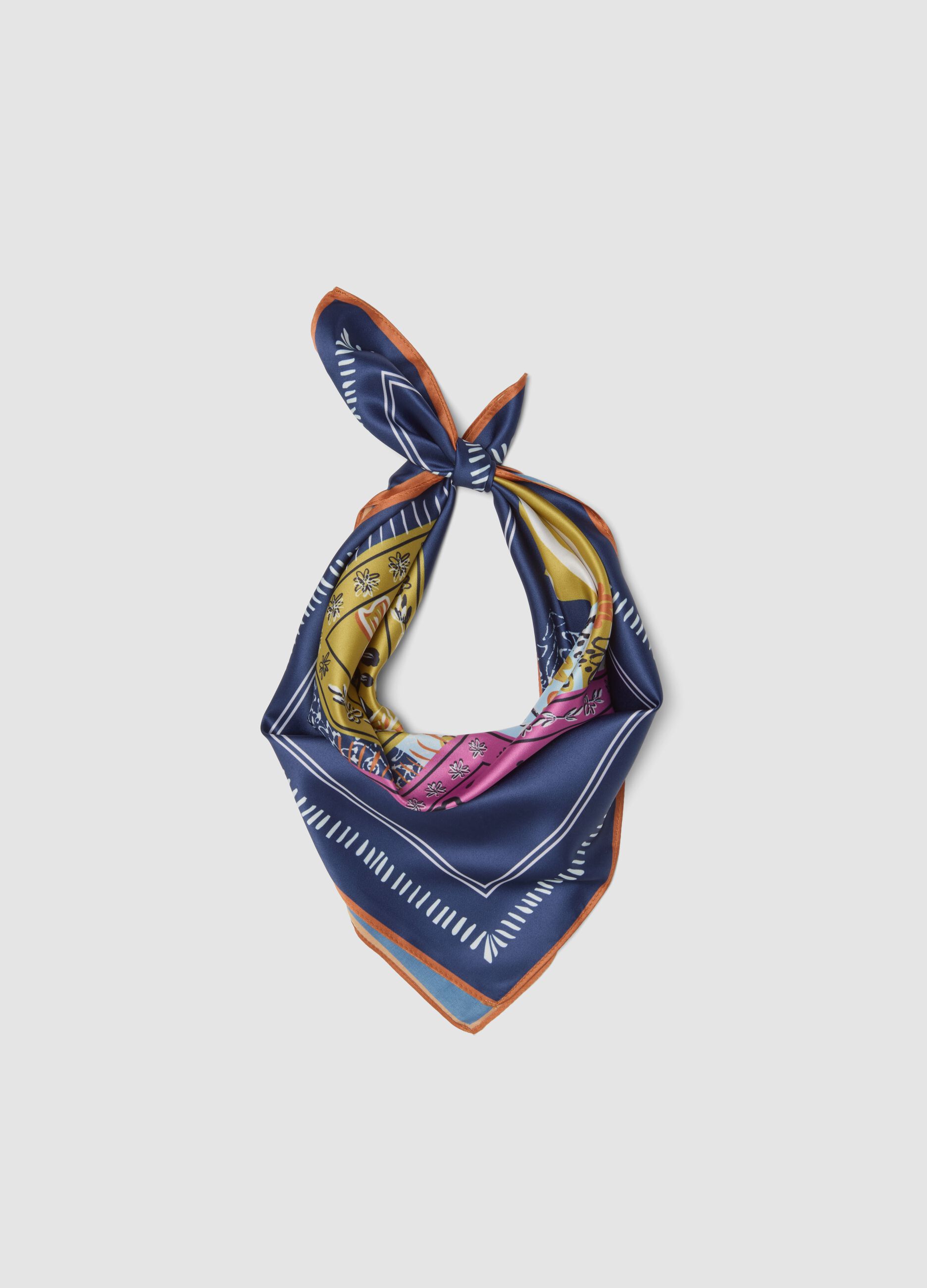 Blaues Tuch mit Multicolor-Muster