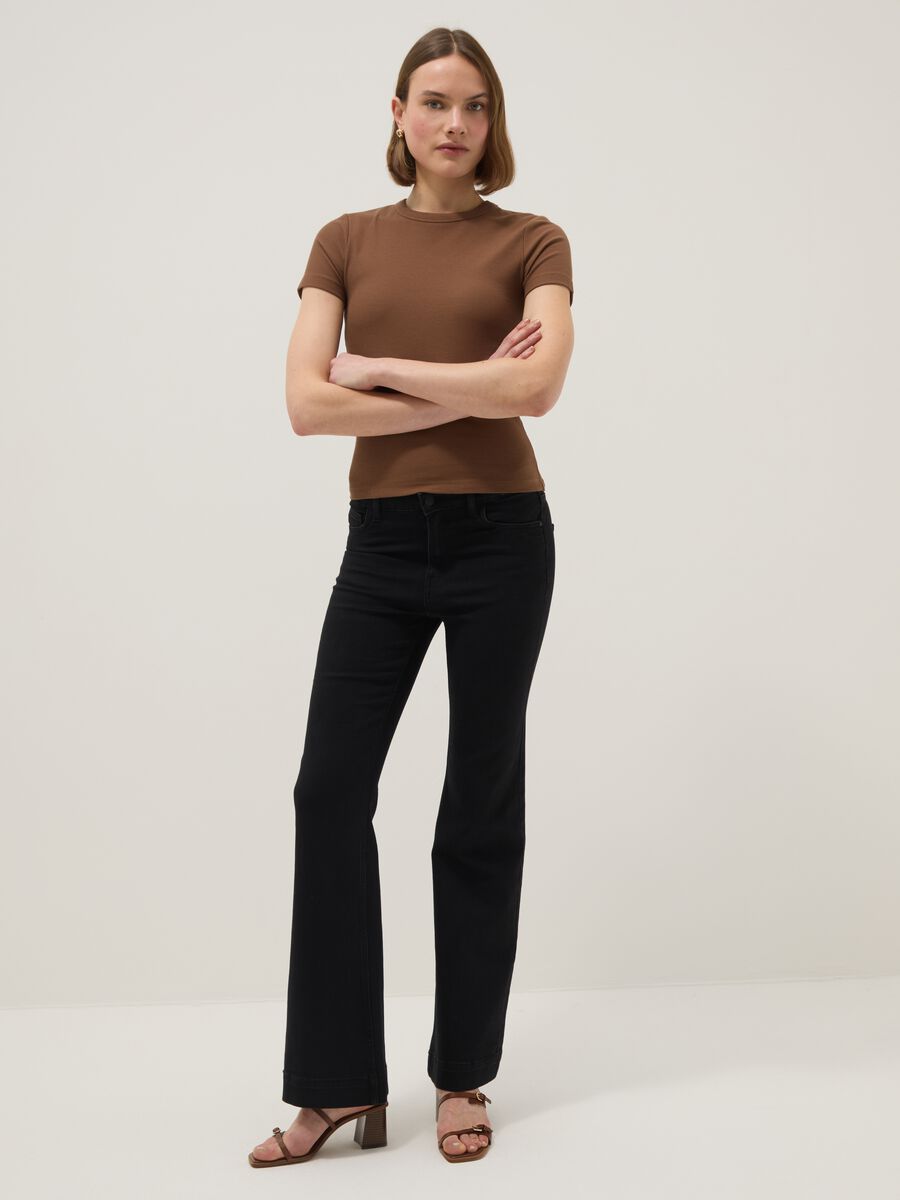 Braunes, figurbetontes T-Shirt aus Stretch-Baumwolle mit kurzen &Auml;rmeln_2