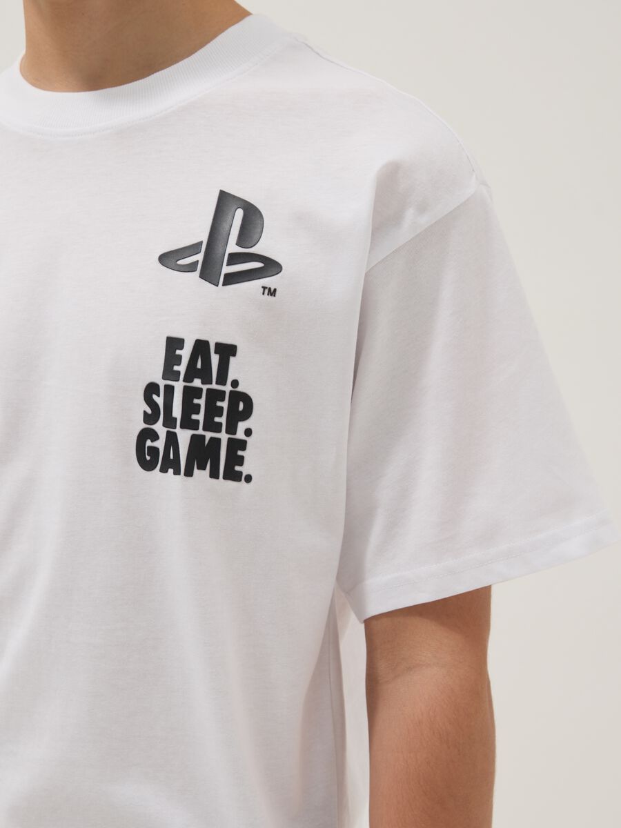 Camiseta blanca de ni&ntilde;o con logo de PlayStation en algod&oacute;n puro, corte relaxed_2