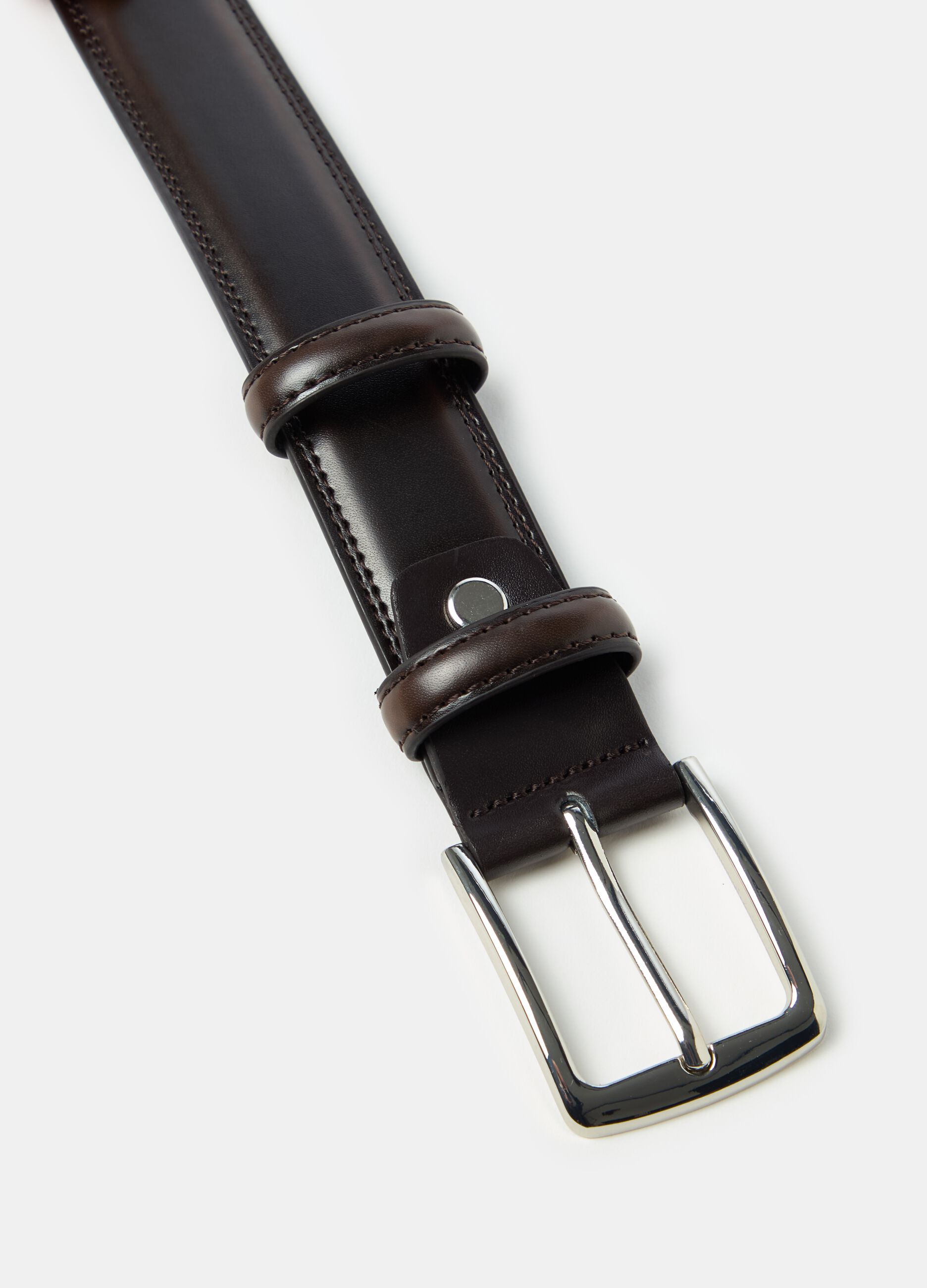 Cinturón de piel con hebilla cuadrada
