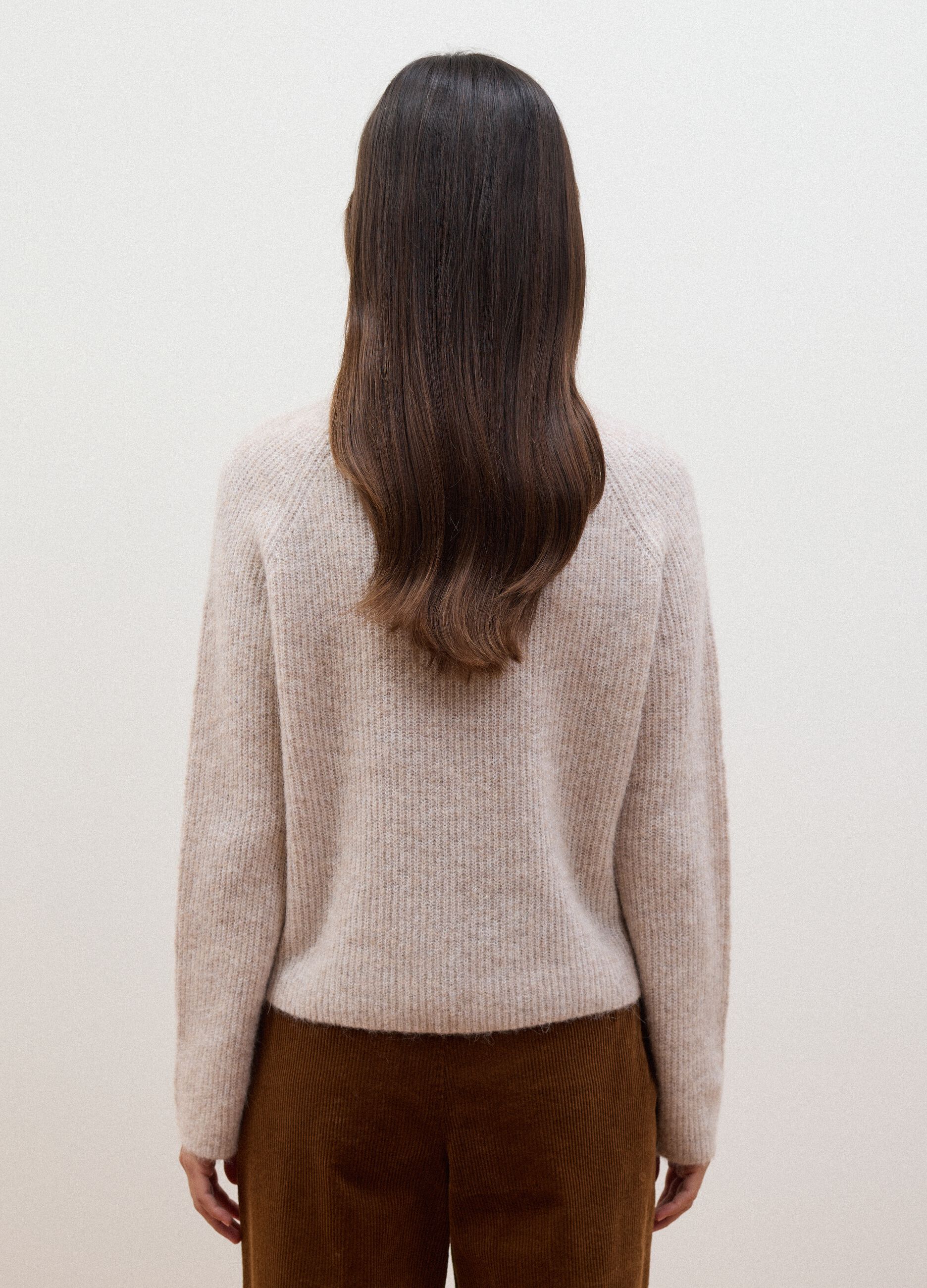 Maglia beige girocollo in lana e alpaca elasticizzato