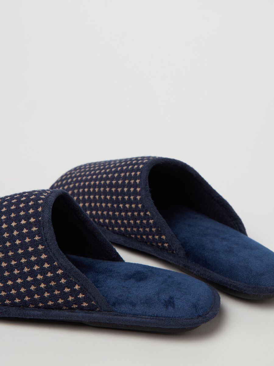 Slippers with micro-pattern_2