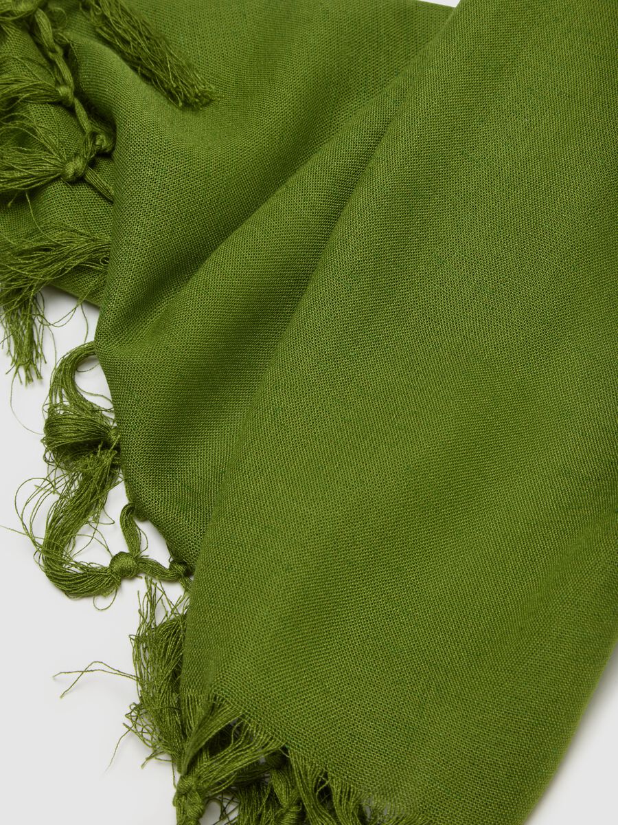 Green viscose and linen blend scarf with fringes_2