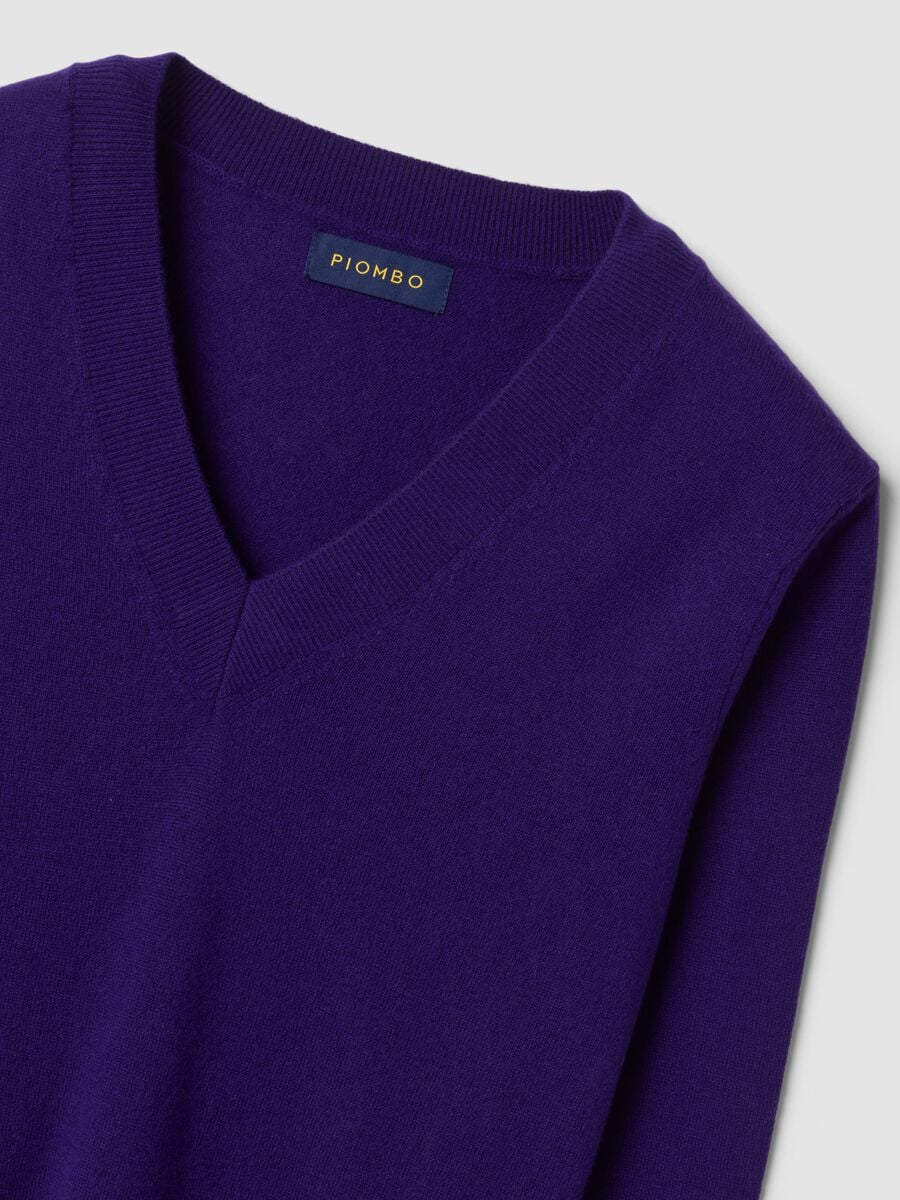 Purple pure wool jumper with deep V-neck_5