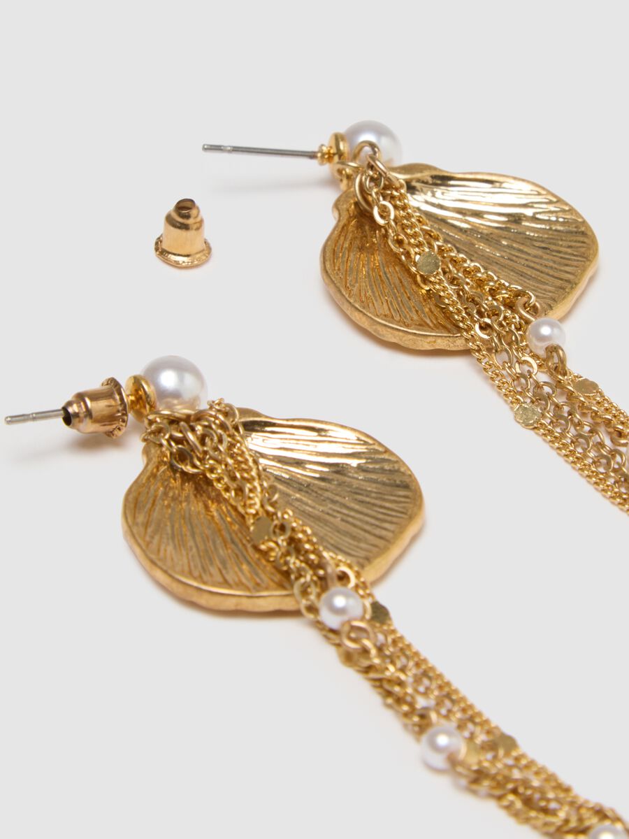 Gold shell-shaped earrings with dangling chains_2