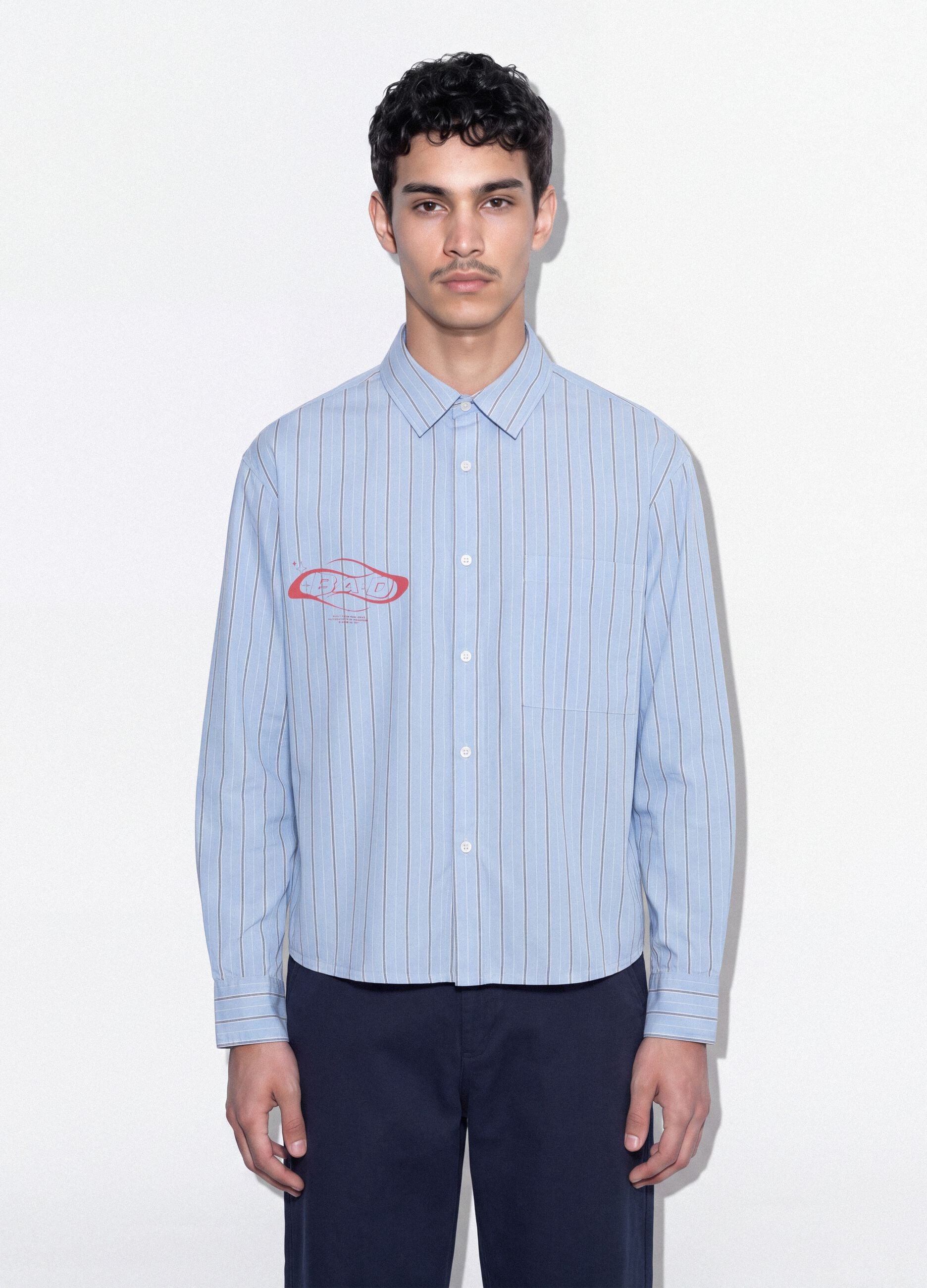 Camisa azul cropped em algod&atilde;o puro &agrave;s riscas, corte oversize