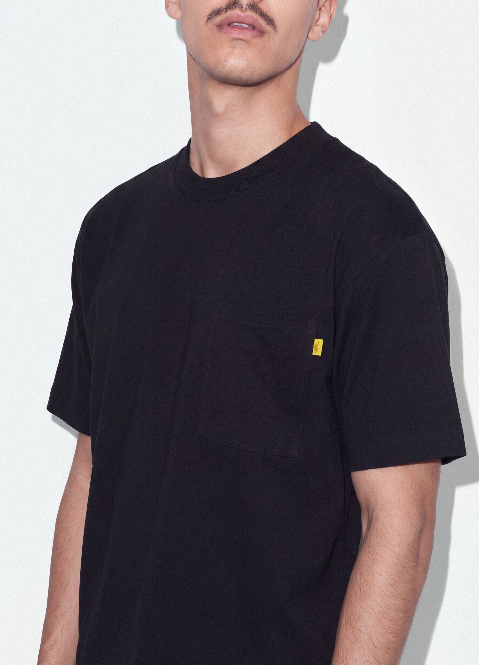 &Mu;&alpha;ύ&rho;&omicron; T-shirt &alpha;&pi;ό 100% &beta;&alpha;&mu;&beta;ά&kappa;&iota; &mu;&epsilon; &sigma;&tau;&rho;&omicron;&gamma;&gamma;&upsilon;&lambda;ή &lambda;&alpha;&iota;&mu;ό&kappa;&omicron;&psi;&eta; &kappa;&alpha;&iota; &tau;&sigma;έ&pi;&eta;, boxy &epsilon;&phi;&alpha;&rho;&mu;&omicron;&gamma;ή