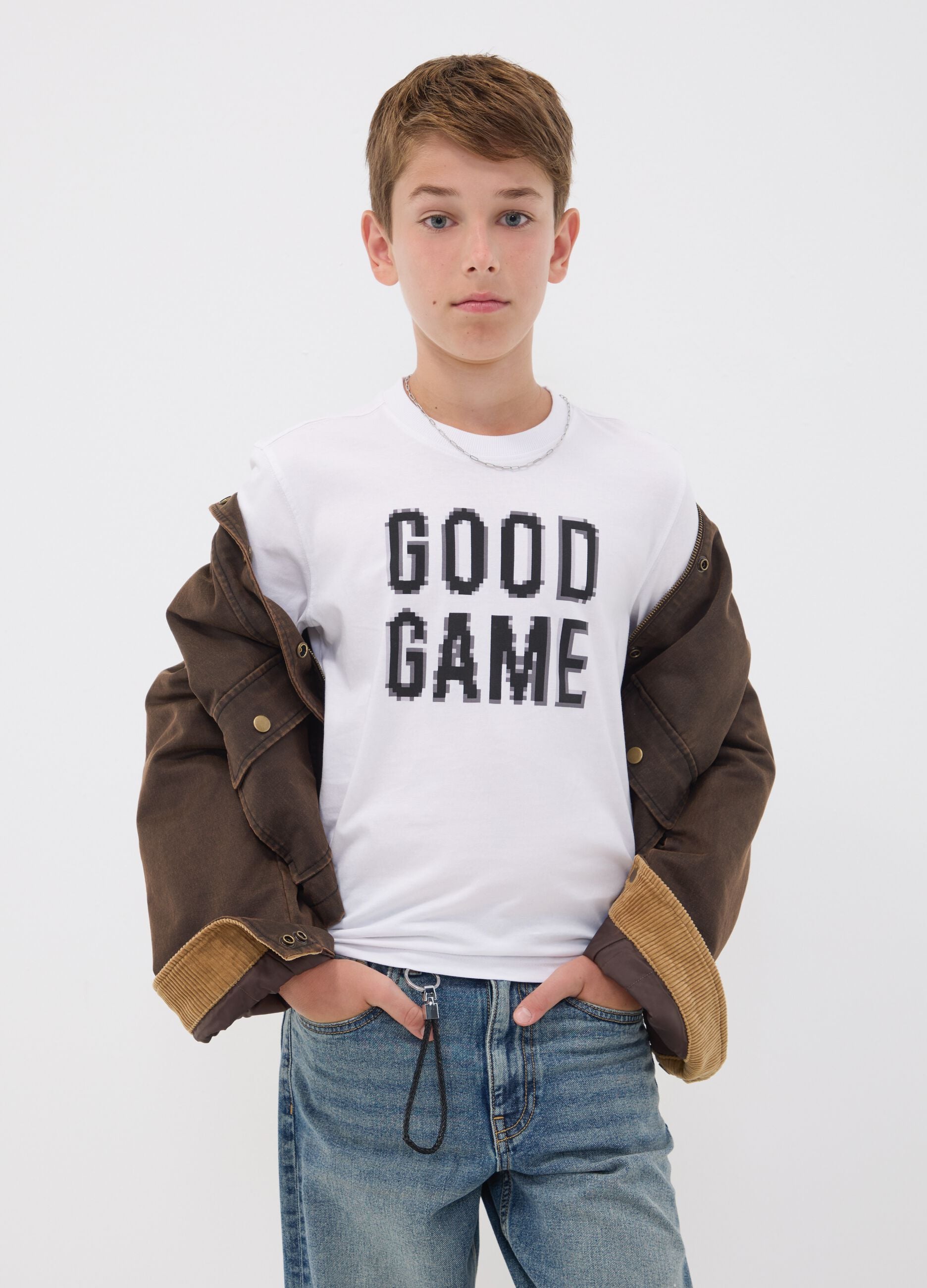 &Lambda;&epsilon;&upsilon;&kappa;ό T-shirt &alpha;&pi;ό 100% &omicron;&rho;&gamma;&alpha;&nu;&iota;&kappa;ό &beta;&alpha;&mu;&beta;ά&kappa;&iota; &mu;&epsilon; &sigma;&tau;ά&mu;&pi;&alpha; &laquo;Good Game&raquo; &gamma;&iota;&alpha; &alpha;&gamma;ό&rho;&iota;
