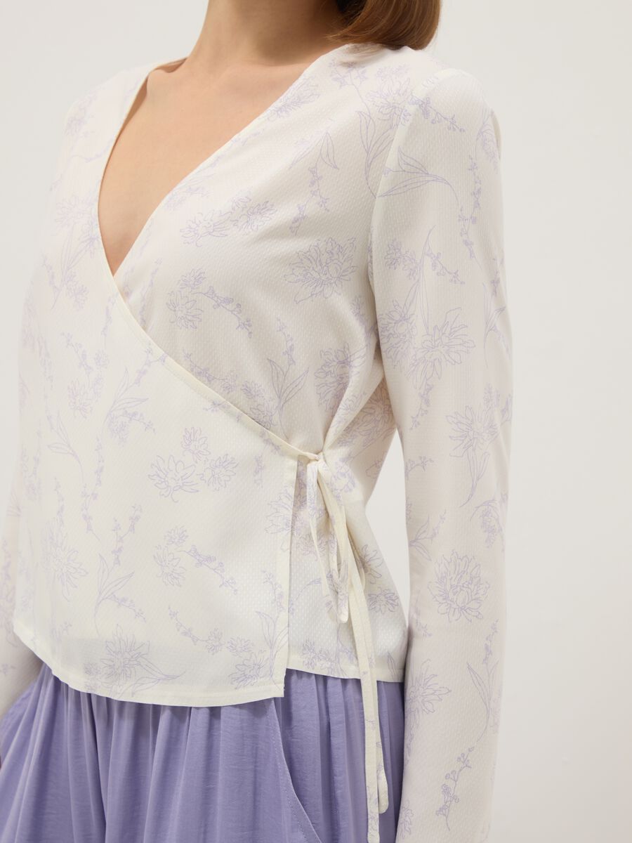 White V-neck pure viscose top regular fit_3