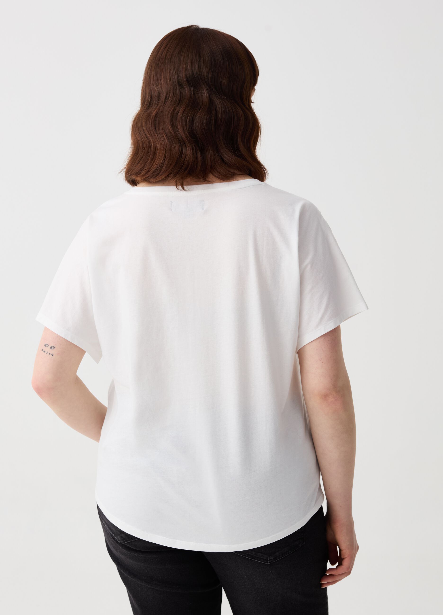 Curvy T-shirt with and embroidered details