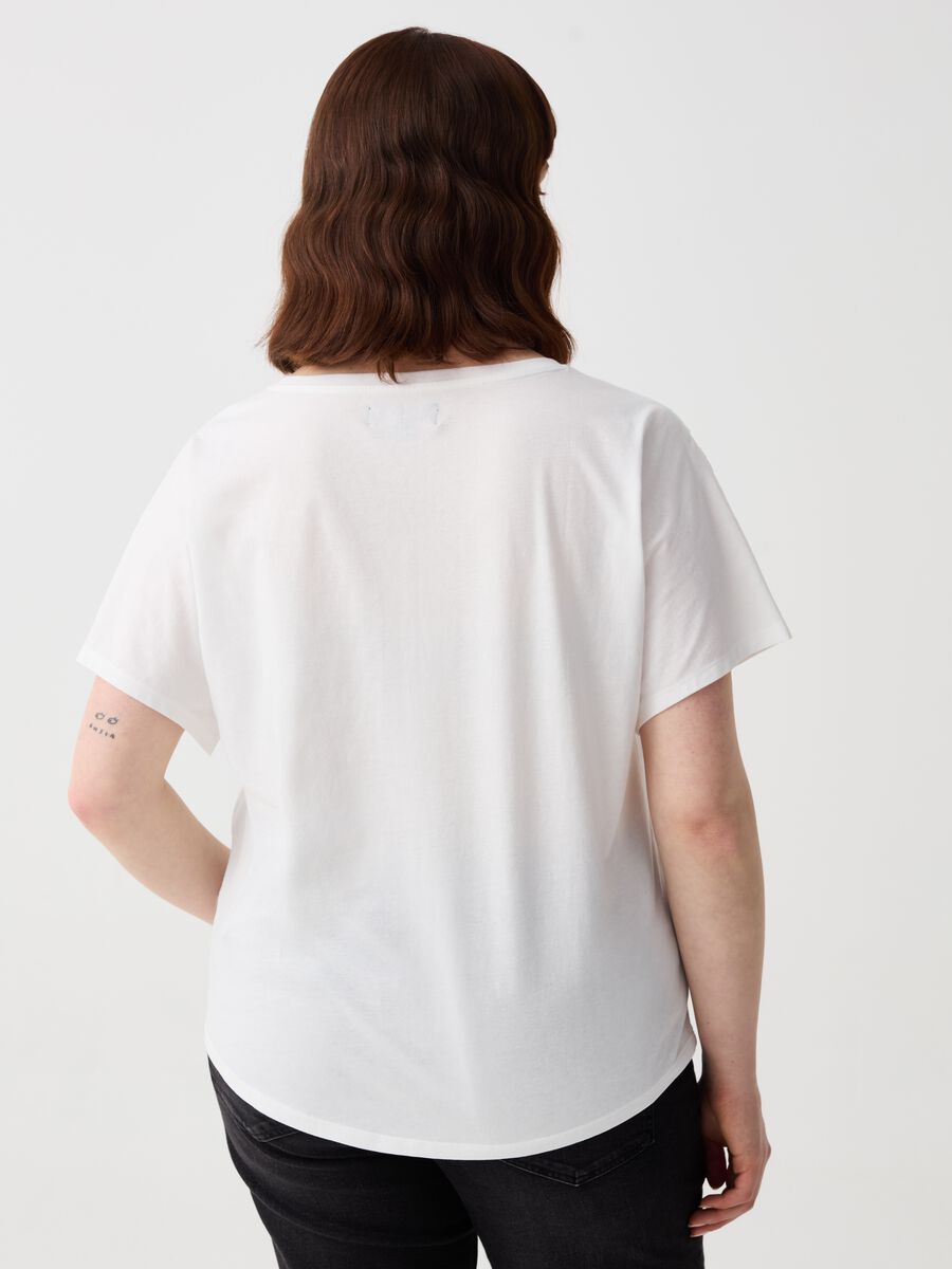 Curvy T-shirt with and embroidered details_2