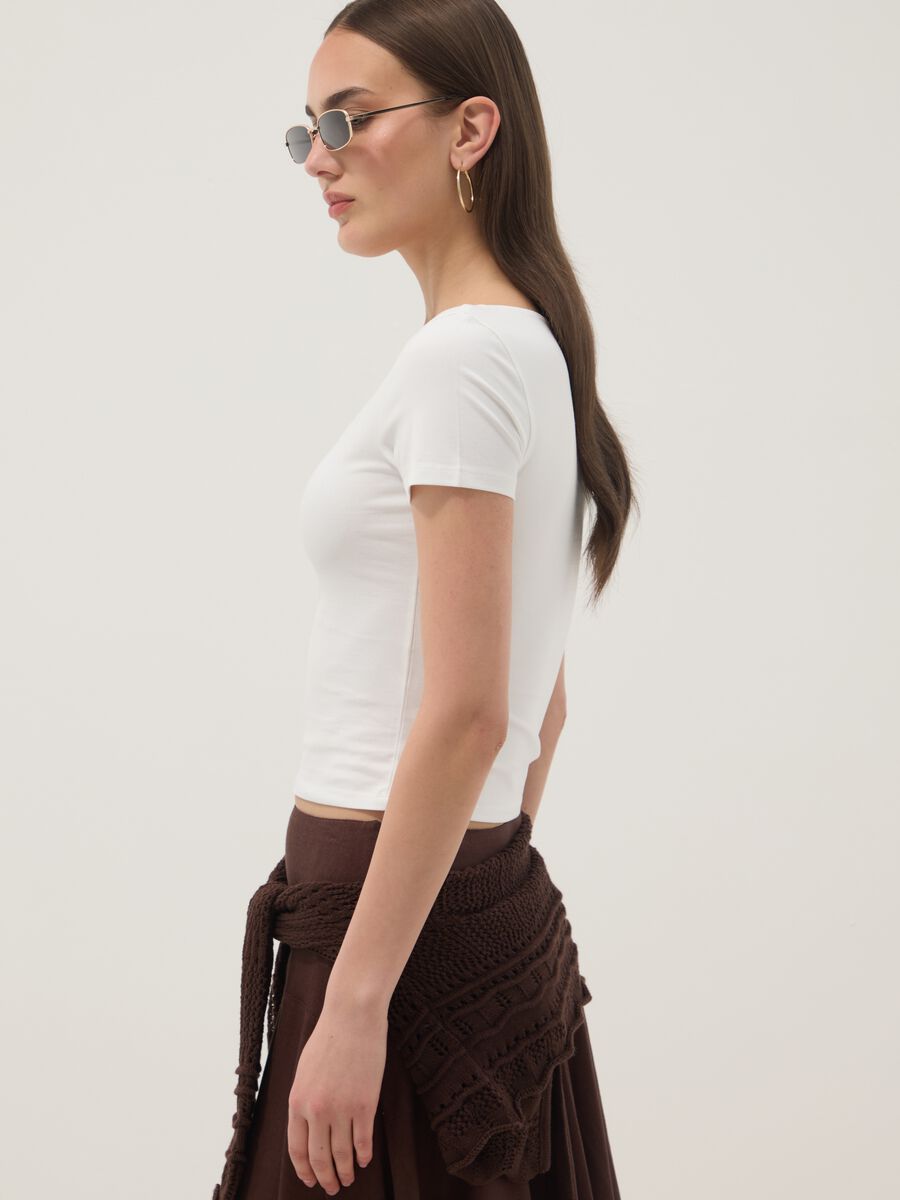 Camiseta blanca de algod&oacute;n el&aacute;stico con escote cuadrado_3