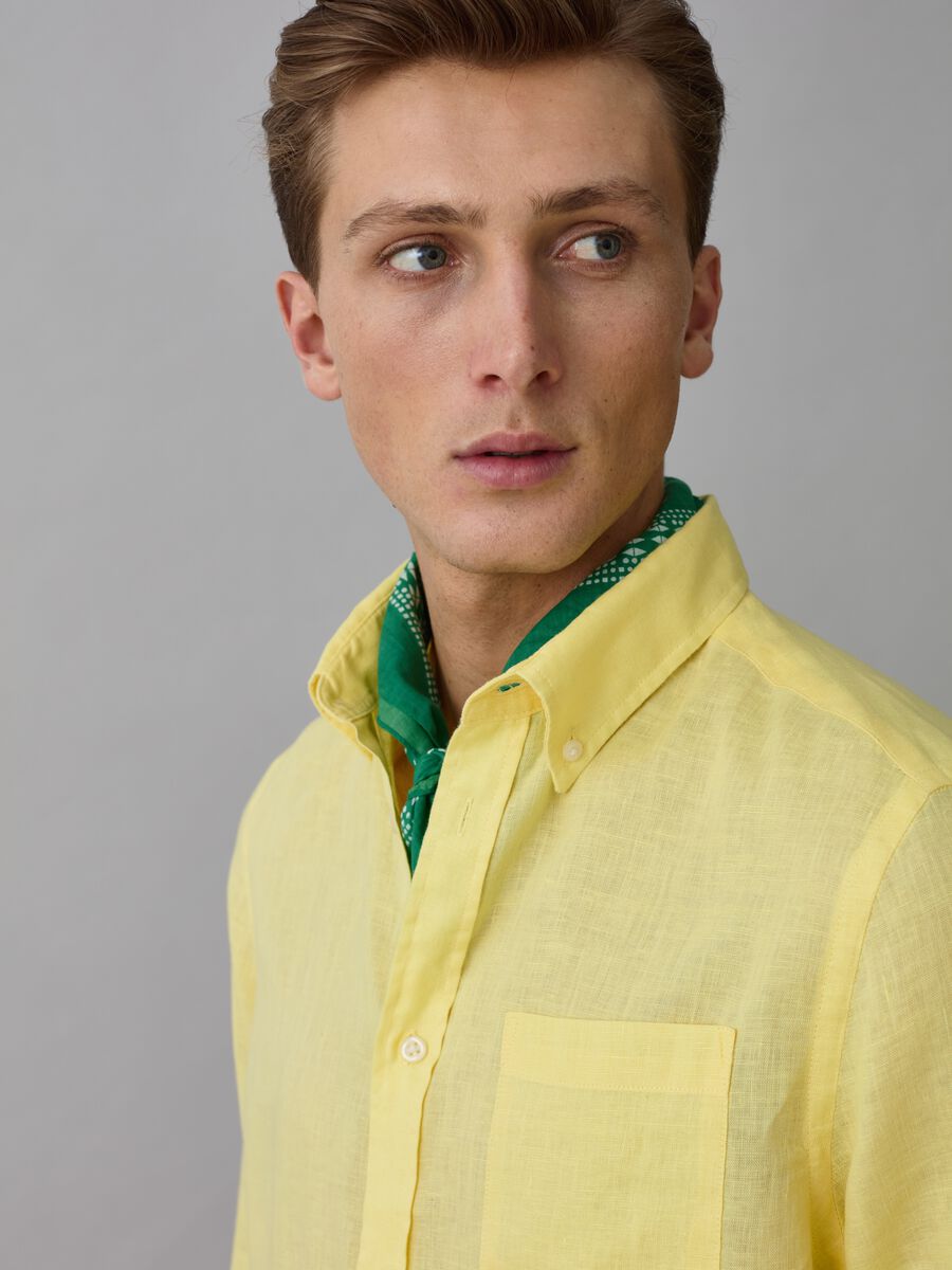 Regular-fit shirt with button-down collar in linen_0