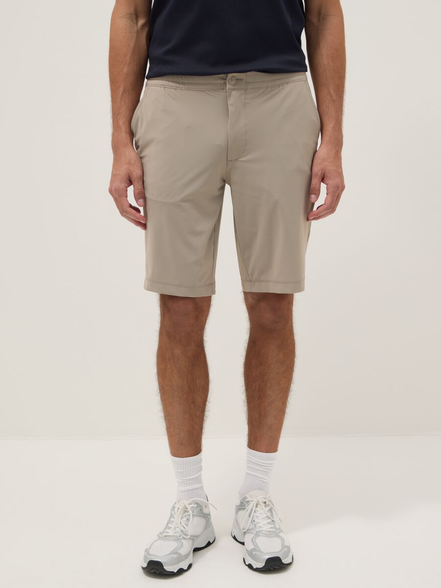 Bermudas jogger beige de tejido el&aacute;stico de corte regular_1
