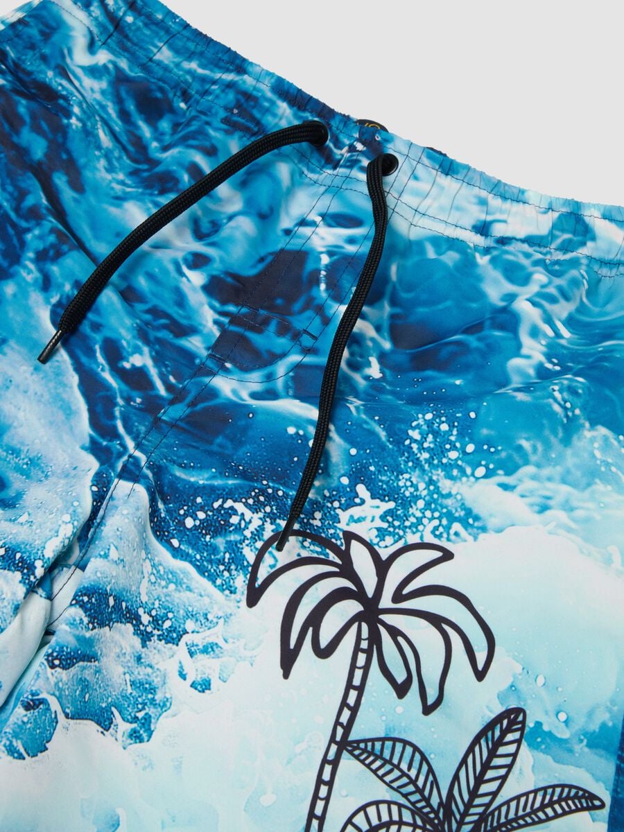Short de bain bleu gar&ccedil;on imprim&eacute; vagues et palmiers_2
