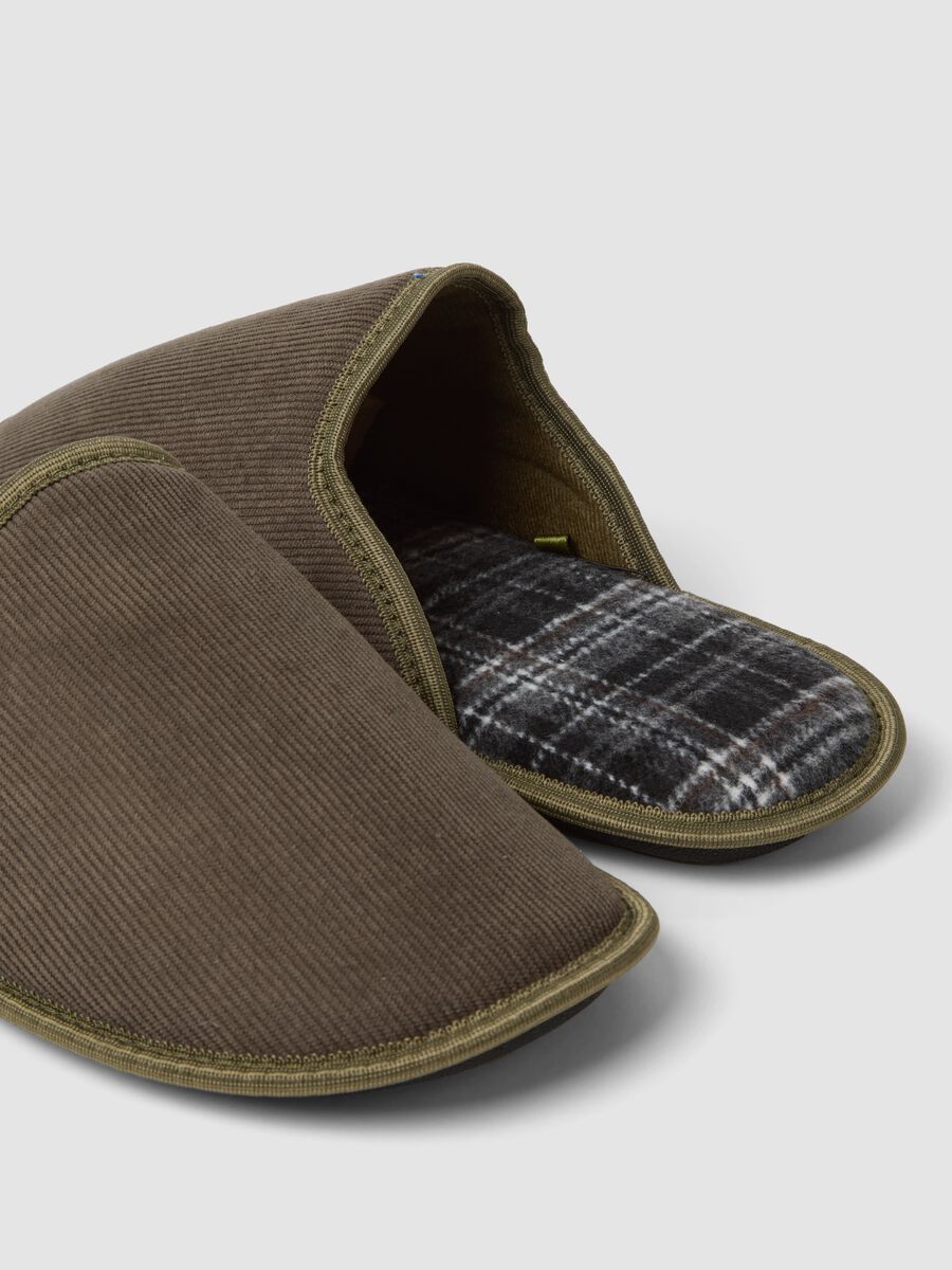 Brown slip-on house slippers with checked lining_2