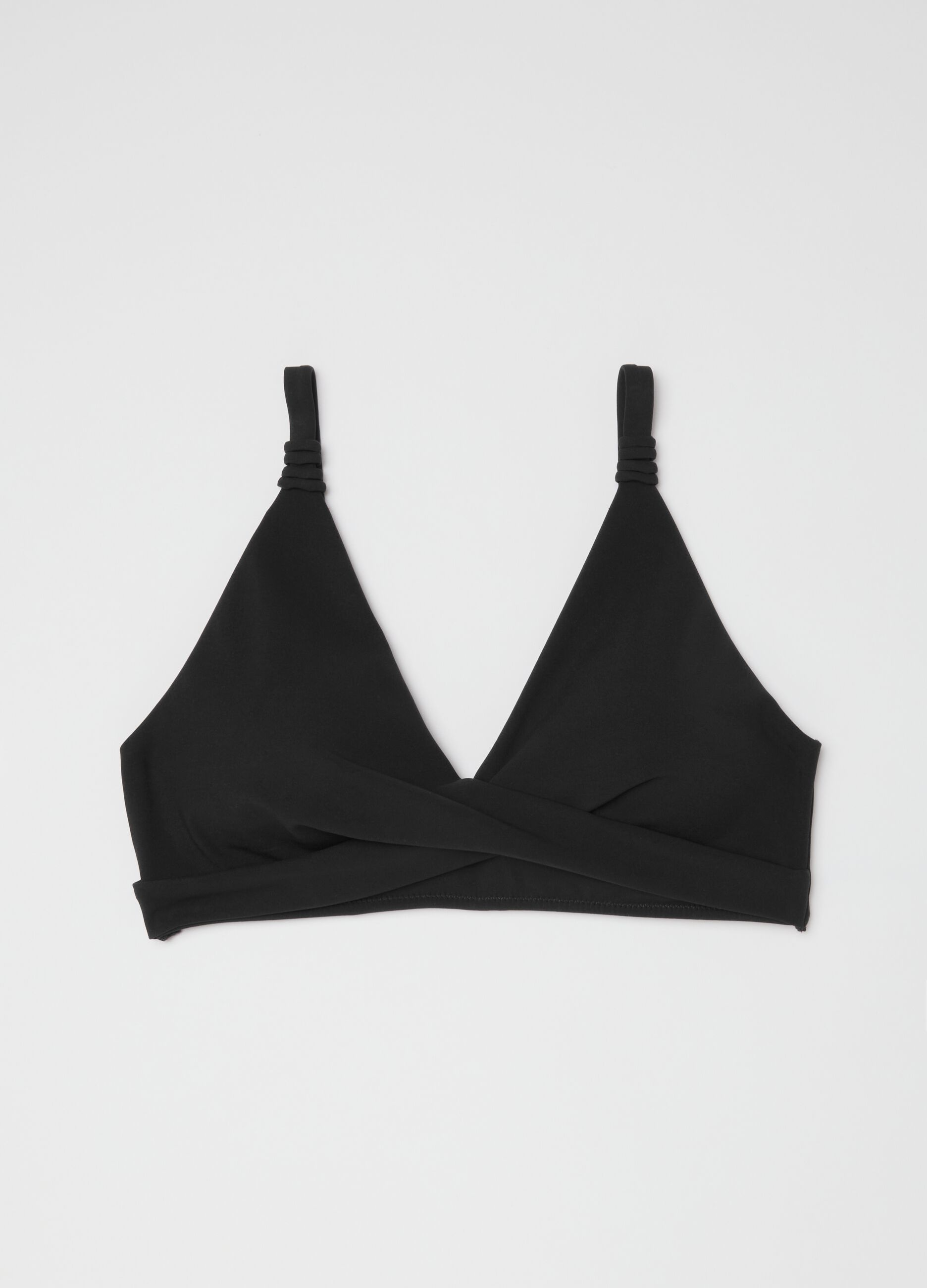 Top de bikini triangular negro de tejido el&aacute;stico con efecto moldeador