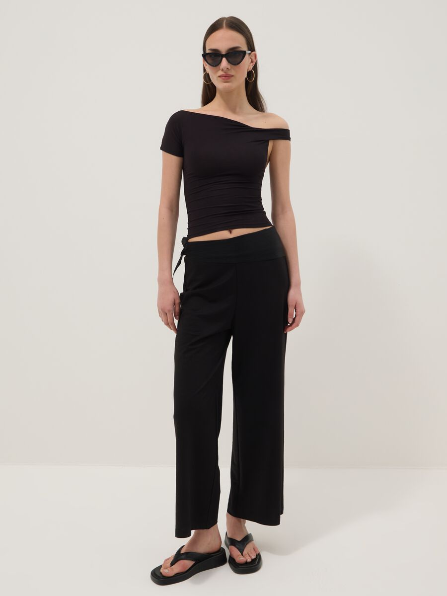 Crna majica od elastične viskoze sa &scaron;irokim izrezom_1