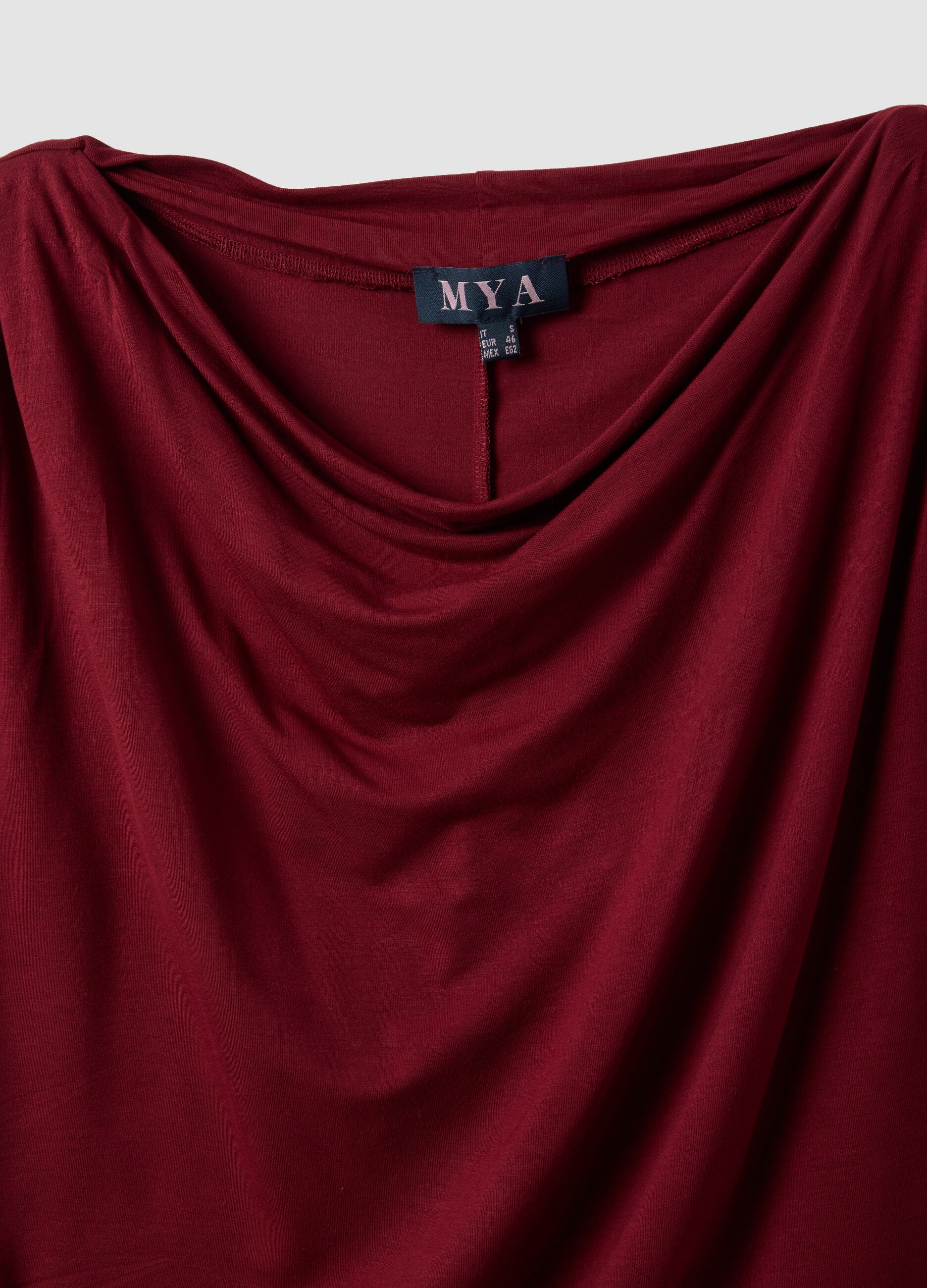 Rotes T-Shirt aus Stretch-Viskose mit drapiertem Ausschnitt
