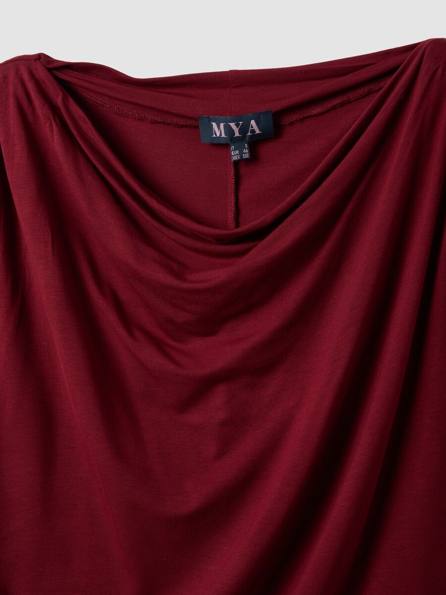 Rotes T-Shirt aus Stretch-Viskose mit drapiertem Ausschnitt_2