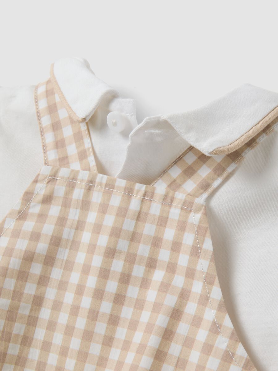 Beige organic cotton set with T-shirt and short dungarees_3
