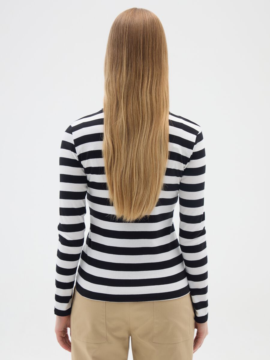 Long Sleeve White and Black Striped T-Shirt_2