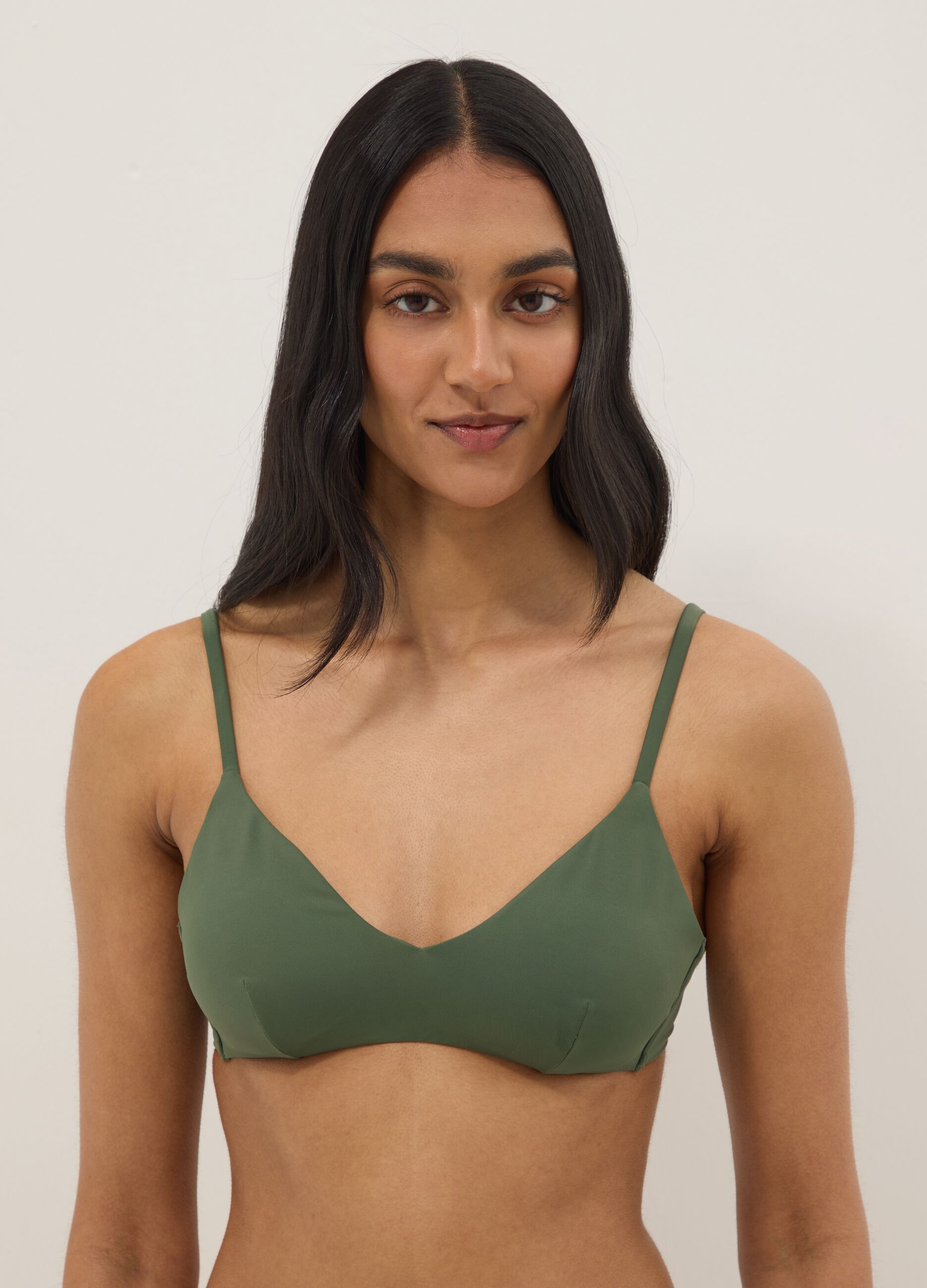 Top de bikini triangular verde con relleno removible