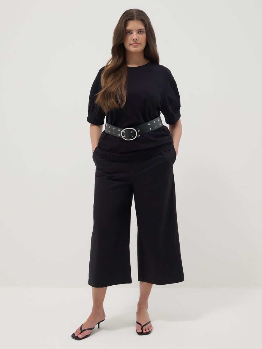 Schwarzes T-Shirt in regul&auml;rer Passform aus reinem Baumwolle_2